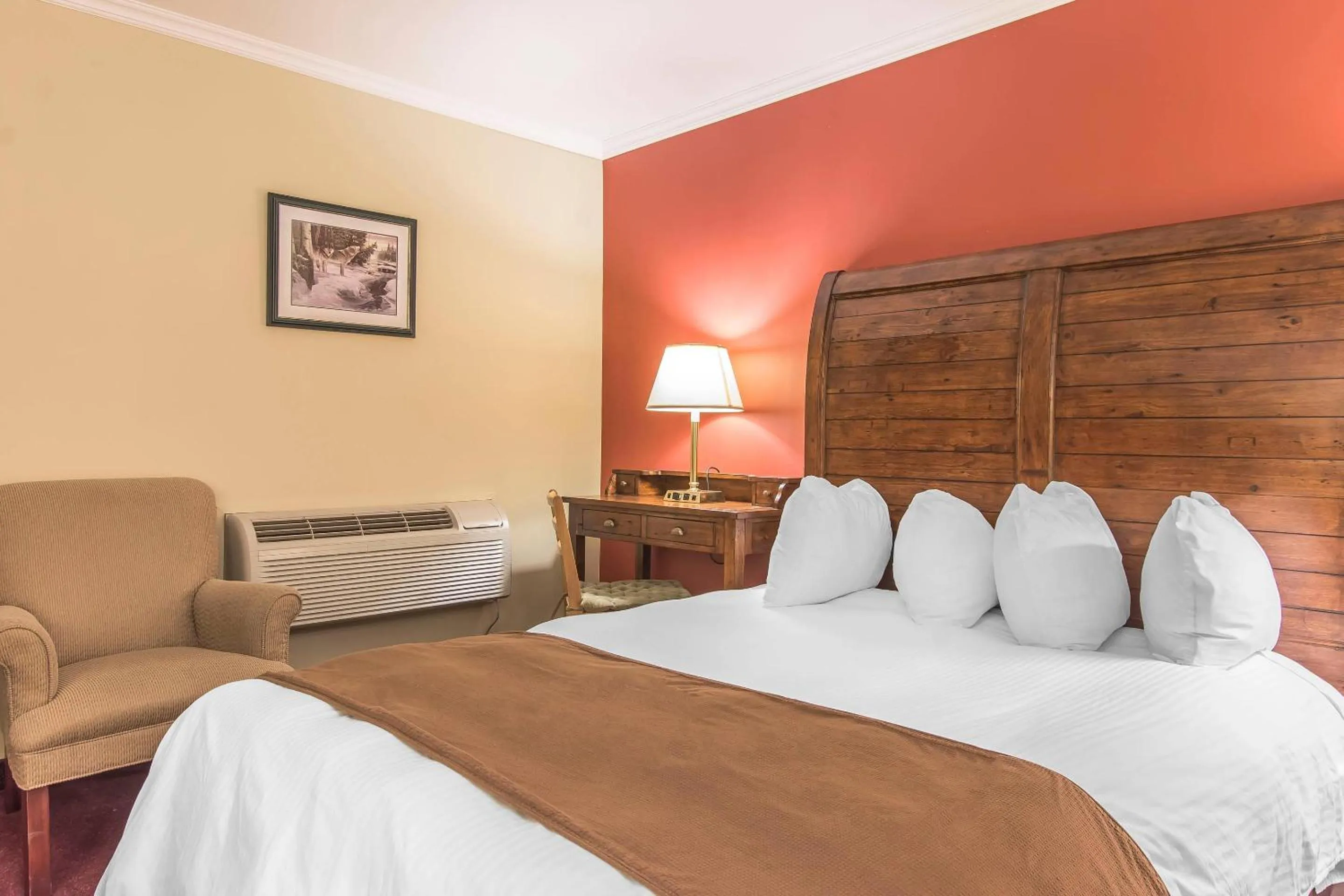 Bedroom, Bed in Rodeway Inn King William