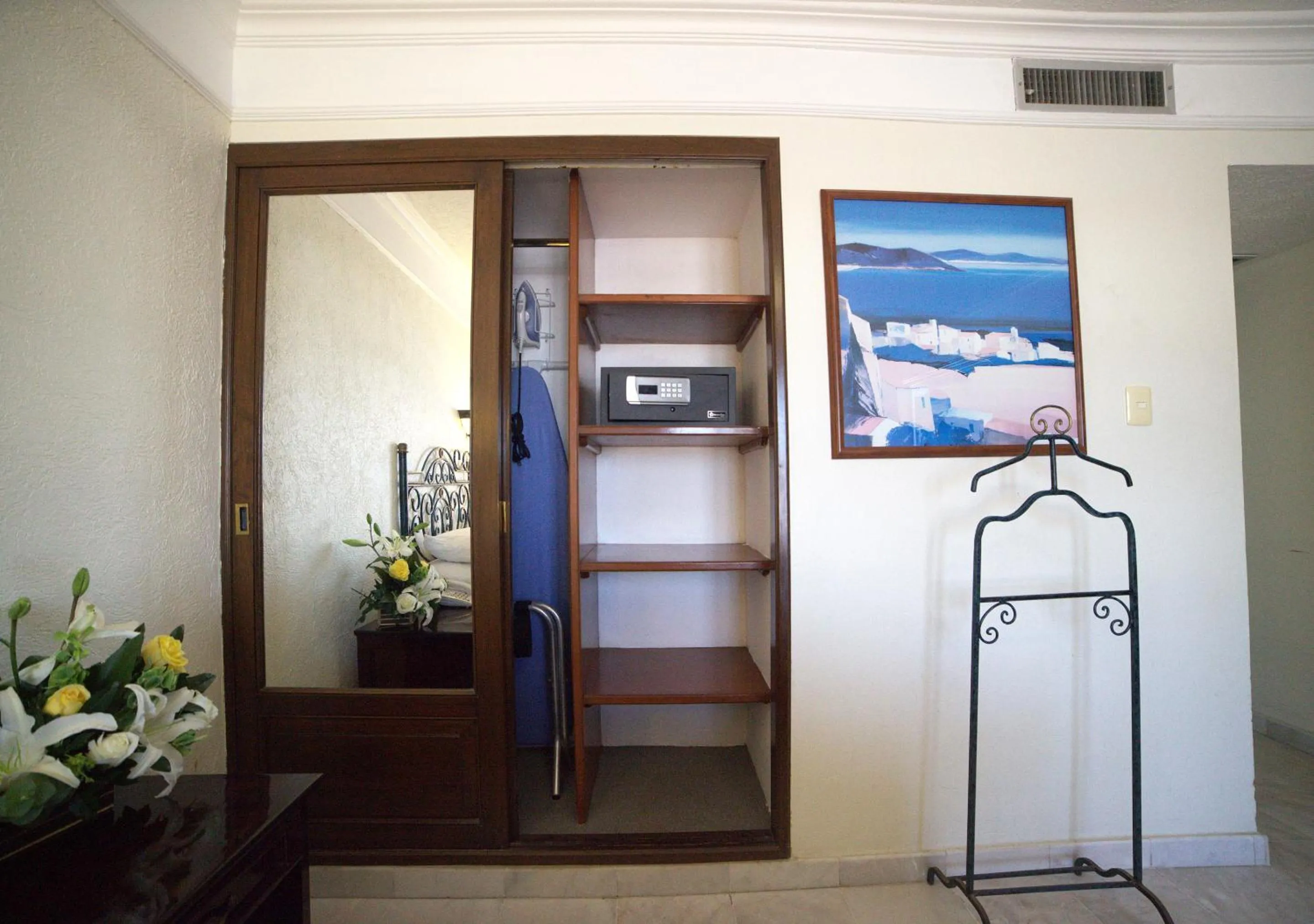 TV and multimedia in Hotel Francis Drake