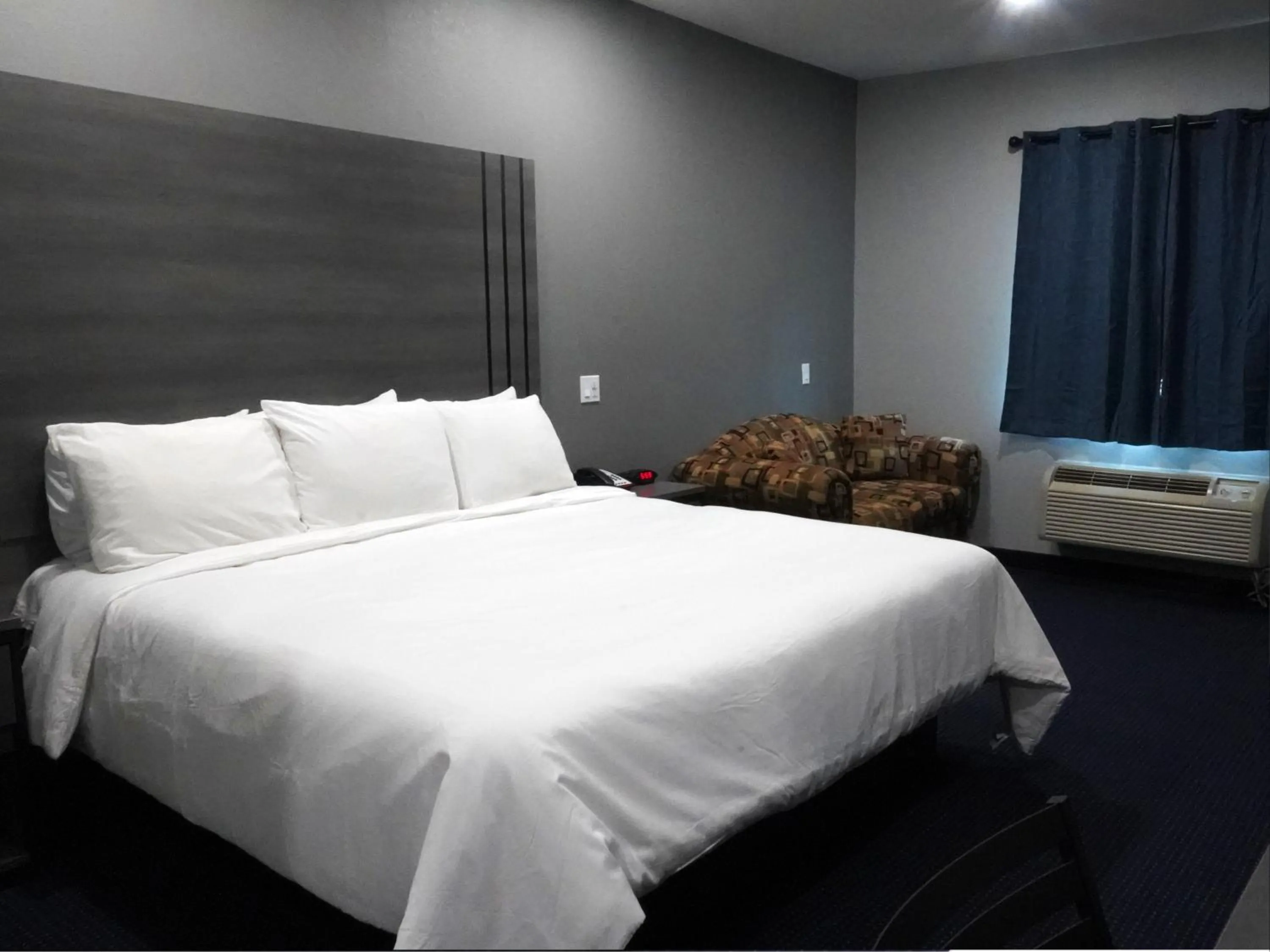 Bedroom, Bed in Americas Best Value Inn and Suites Bush International Airport