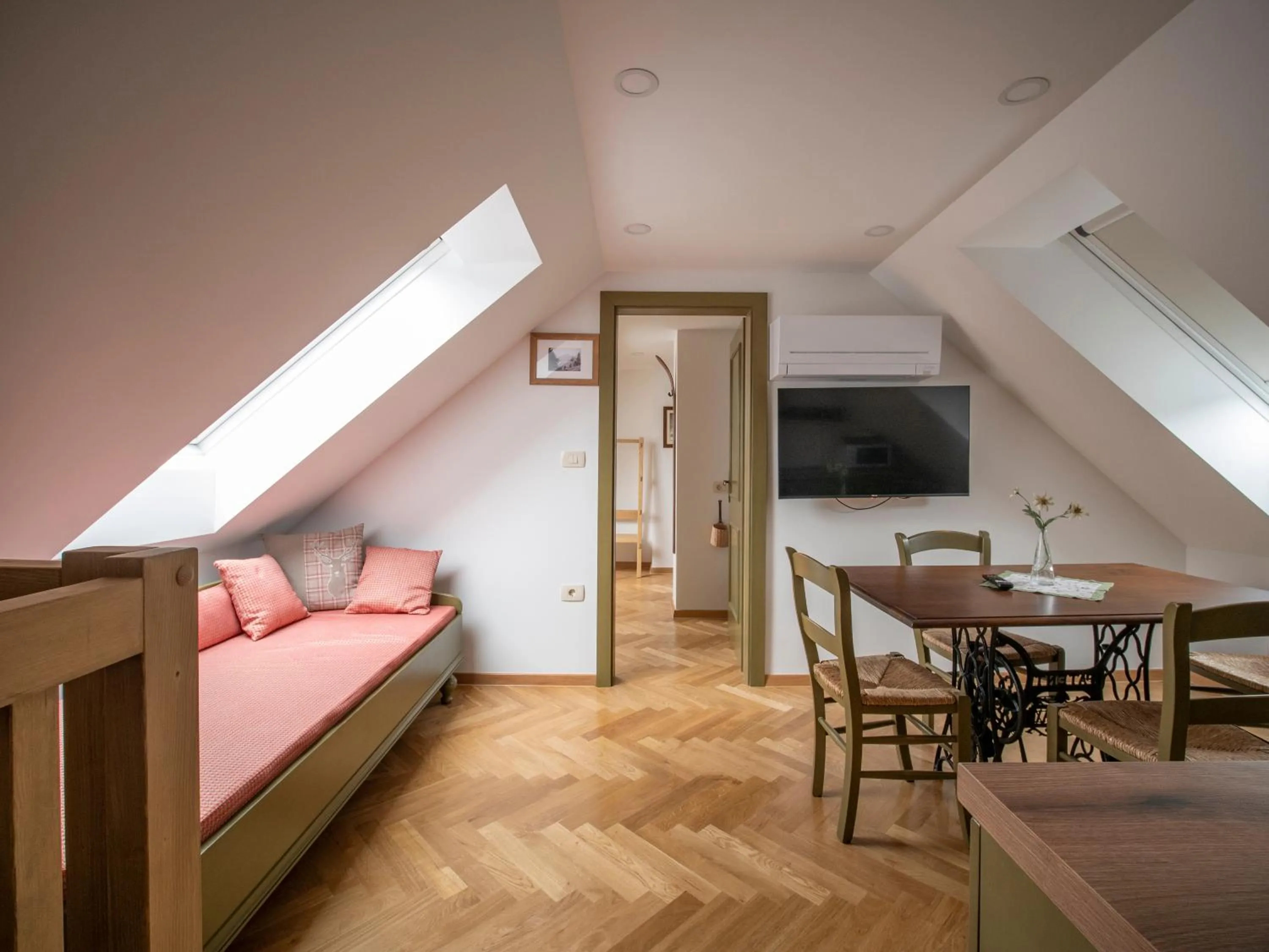 TV and multimedia, Bed in Berghi Hotel and Apartments