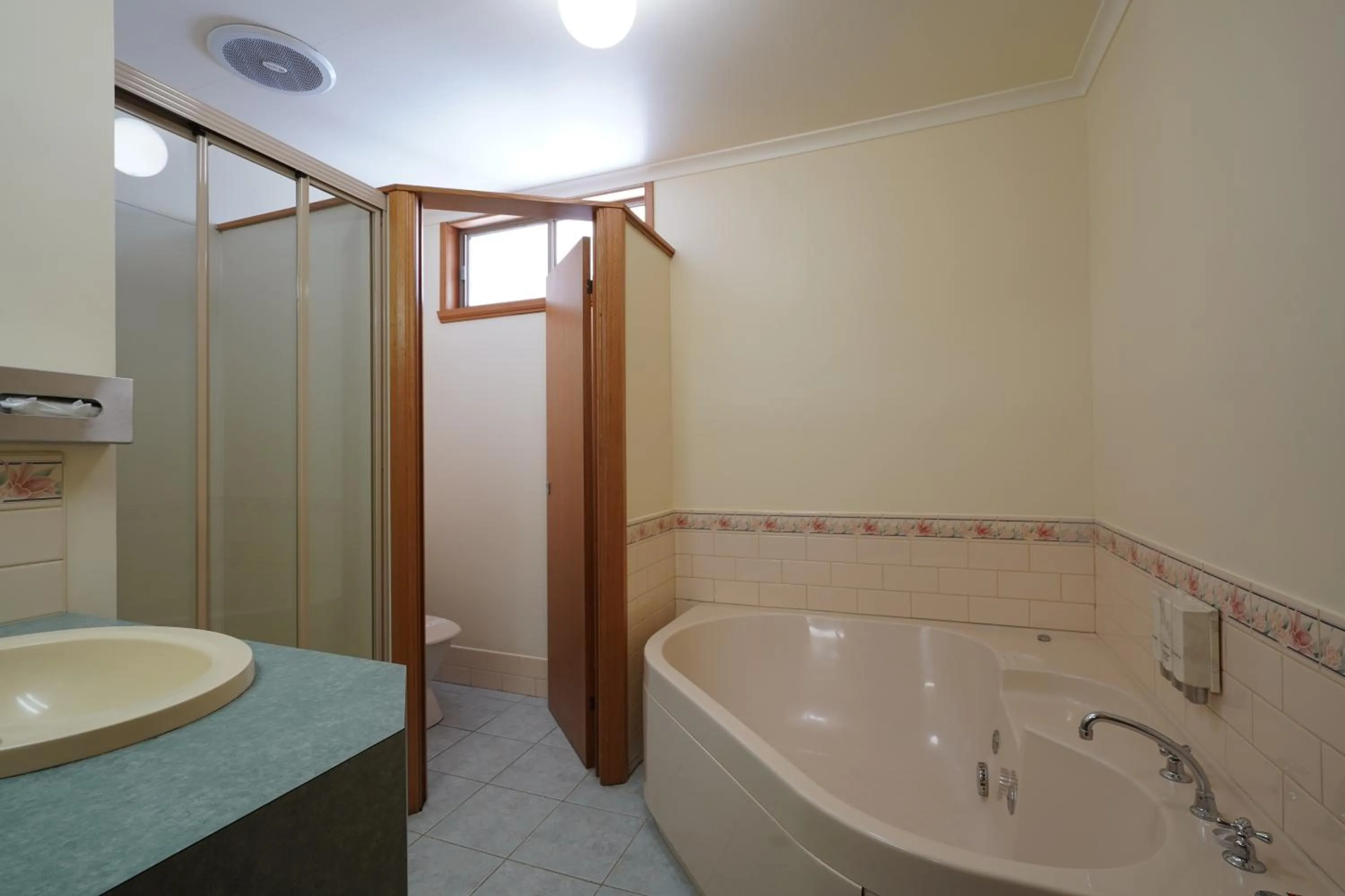 Bathroom in Best Westlander Motor Inn