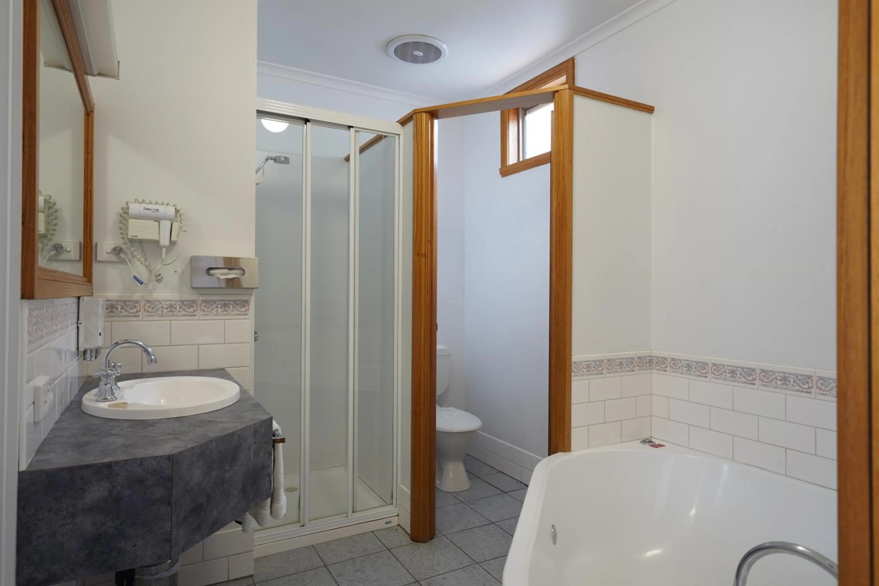 Bathroom in Best Westlander Motor Inn