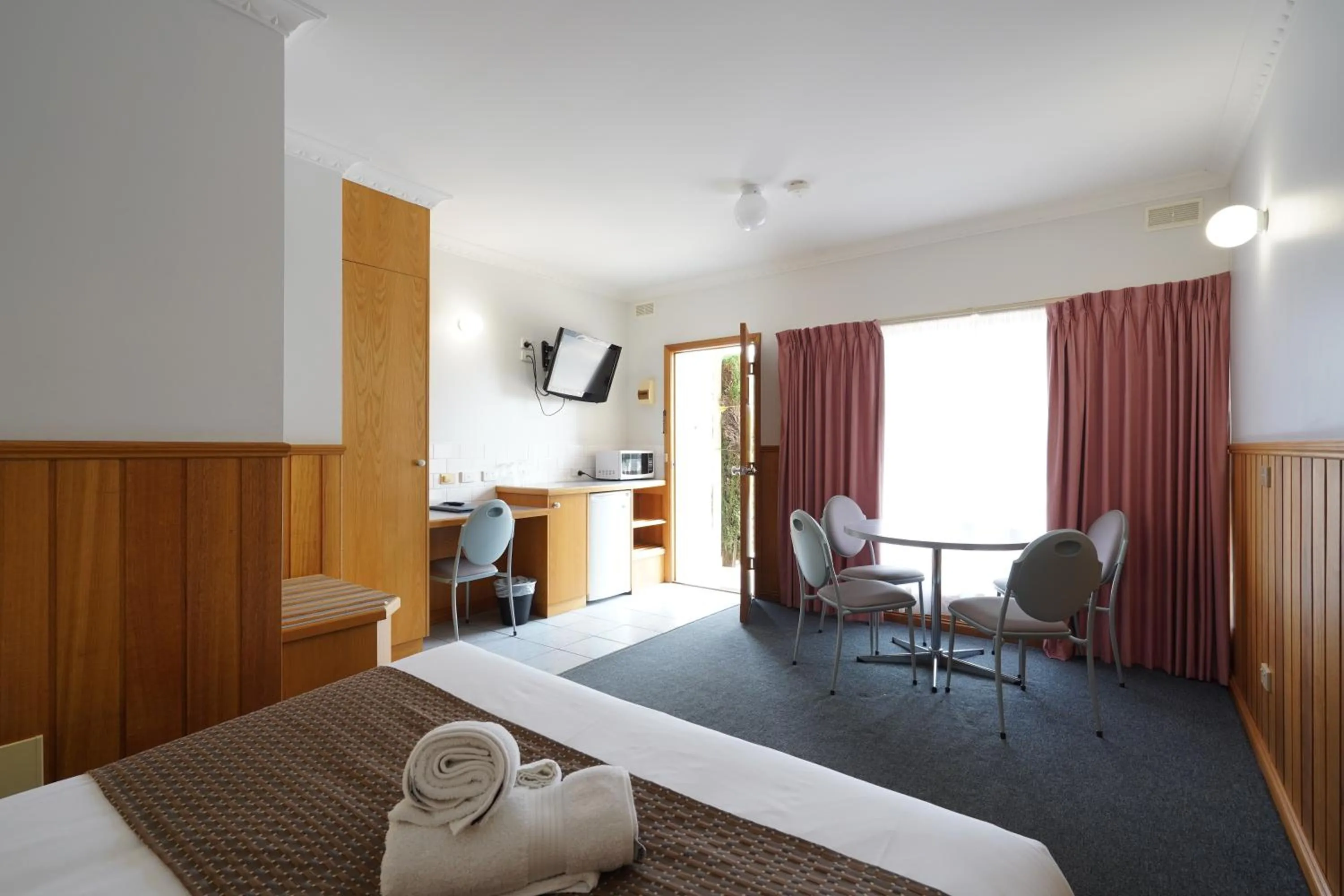 Living room, Bed in Best Westlander Motor Inn