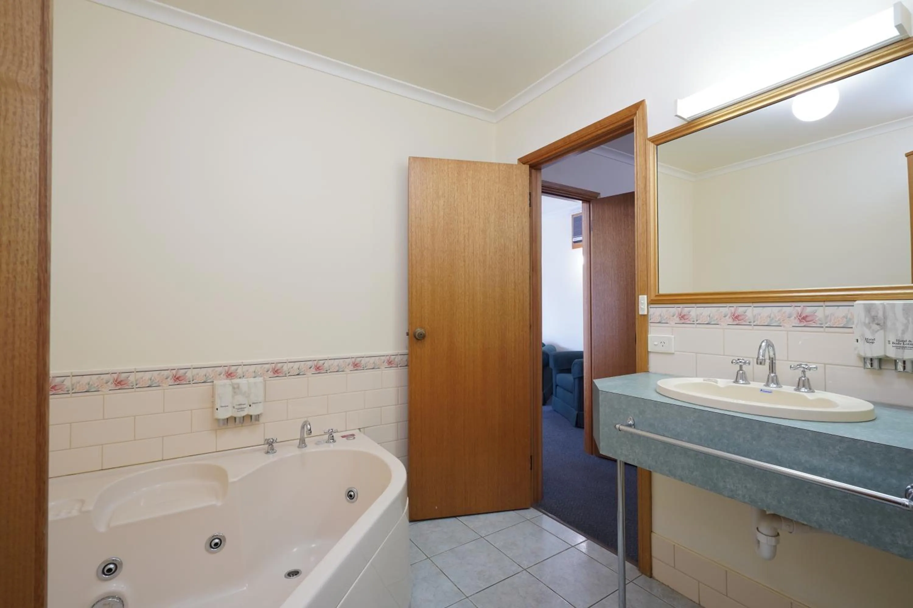 Bathroom in Best Westlander Motor Inn