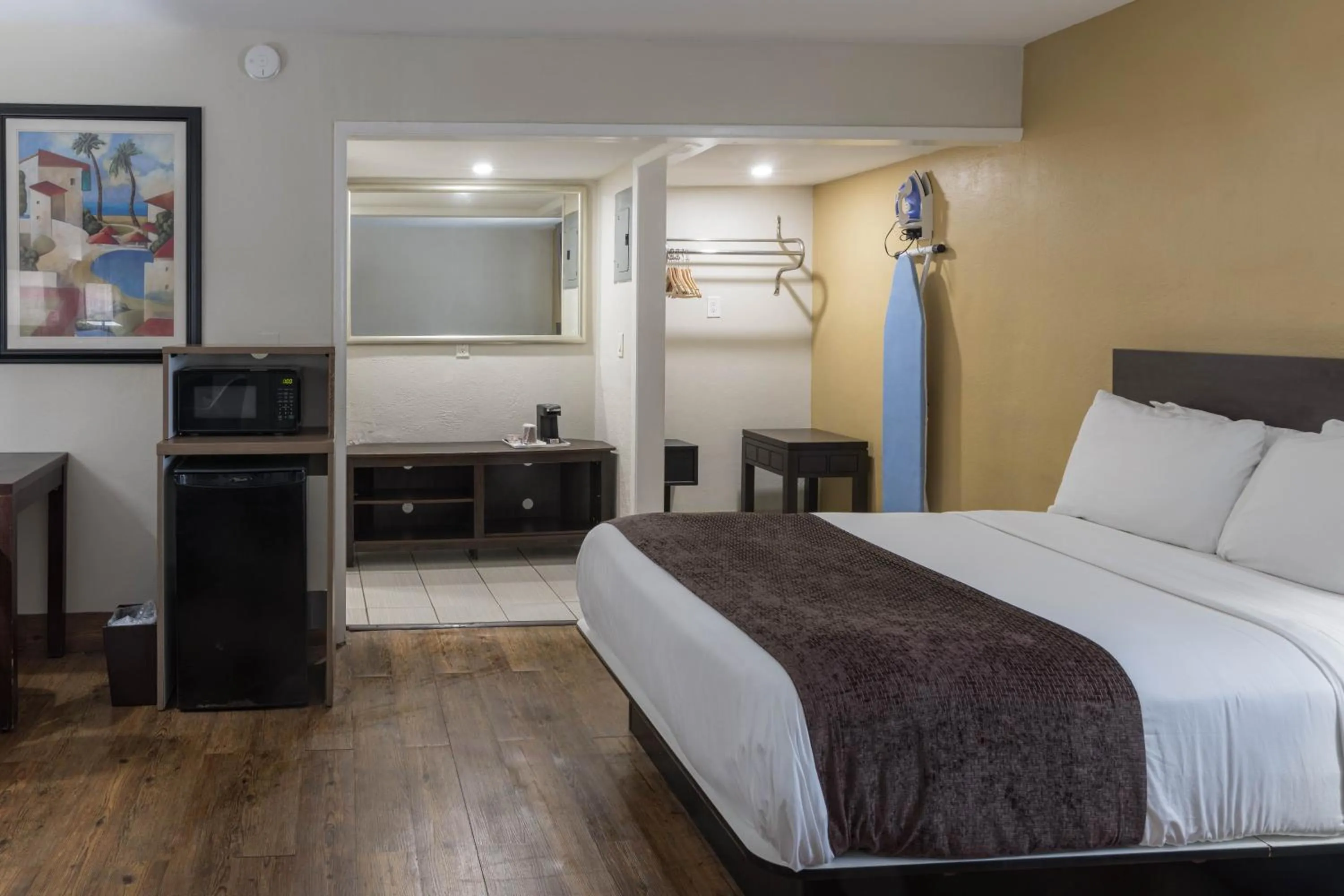 Photo of the whole room, Bed in Ocean Reef Hotel