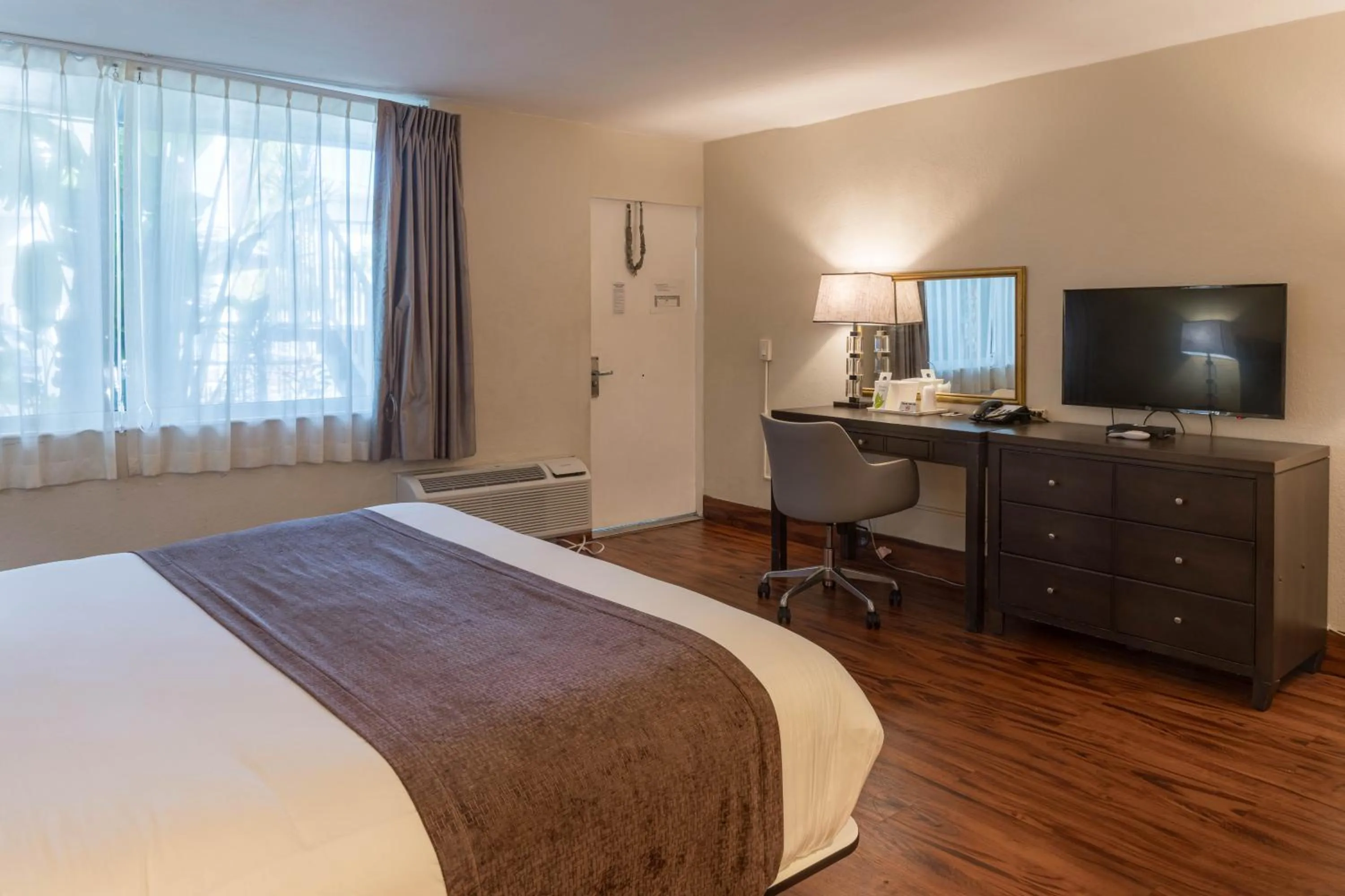 TV and multimedia, Bed in Ocean Reef Hotel