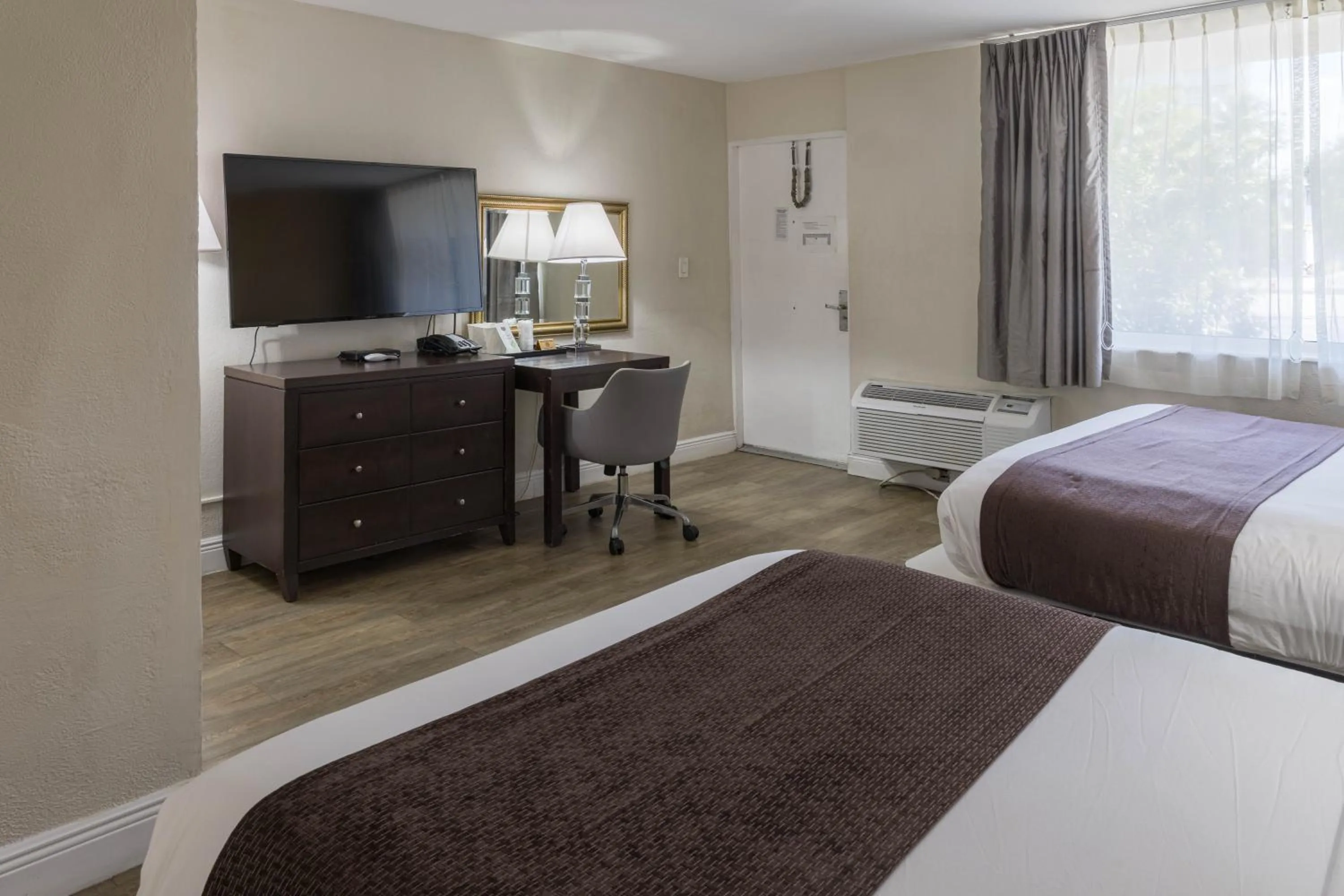 TV and multimedia, Bed in Ocean Reef Hotel