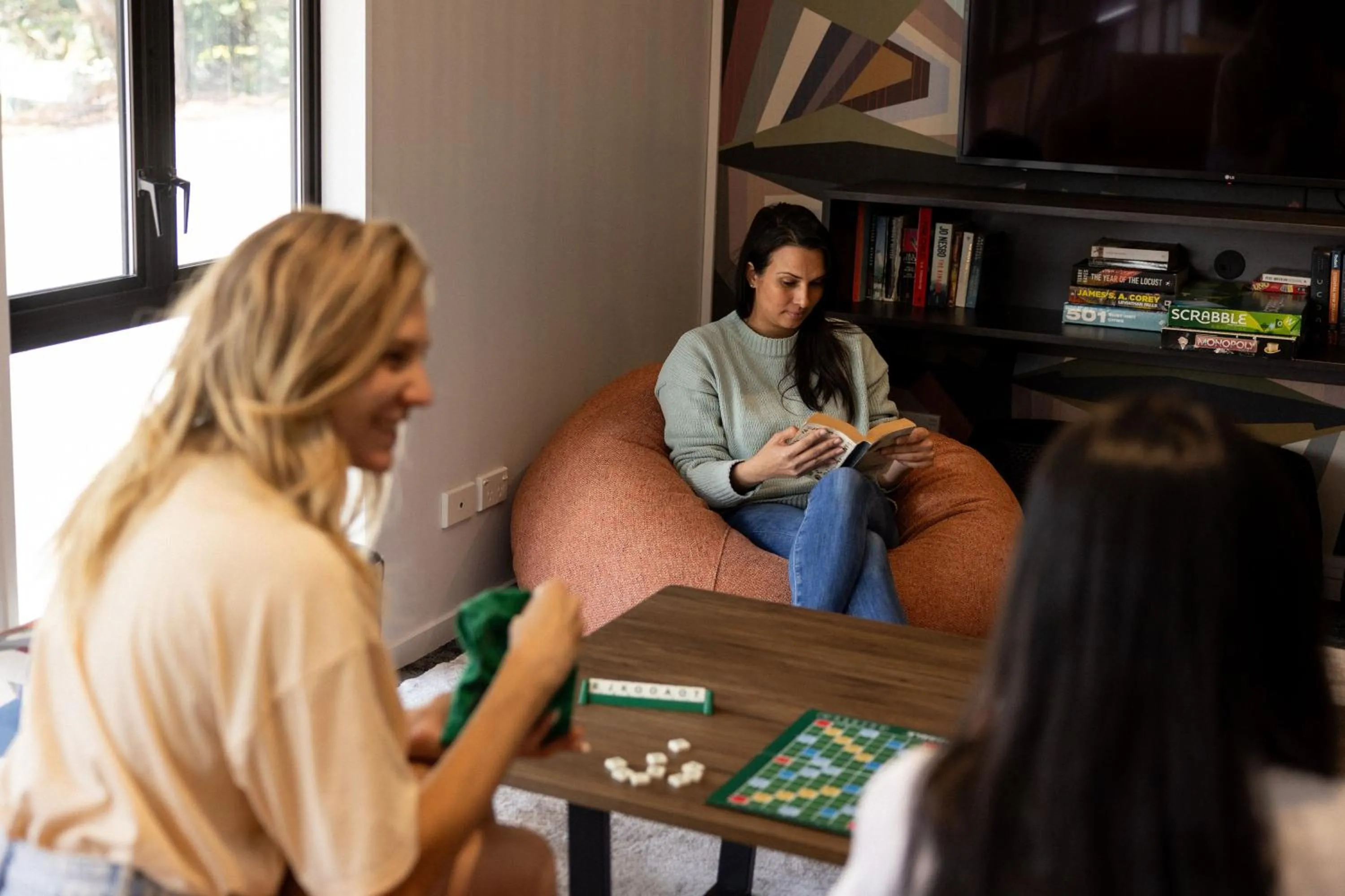 Communal lounge/ TV room in Haka House Queenstown Lakefront
