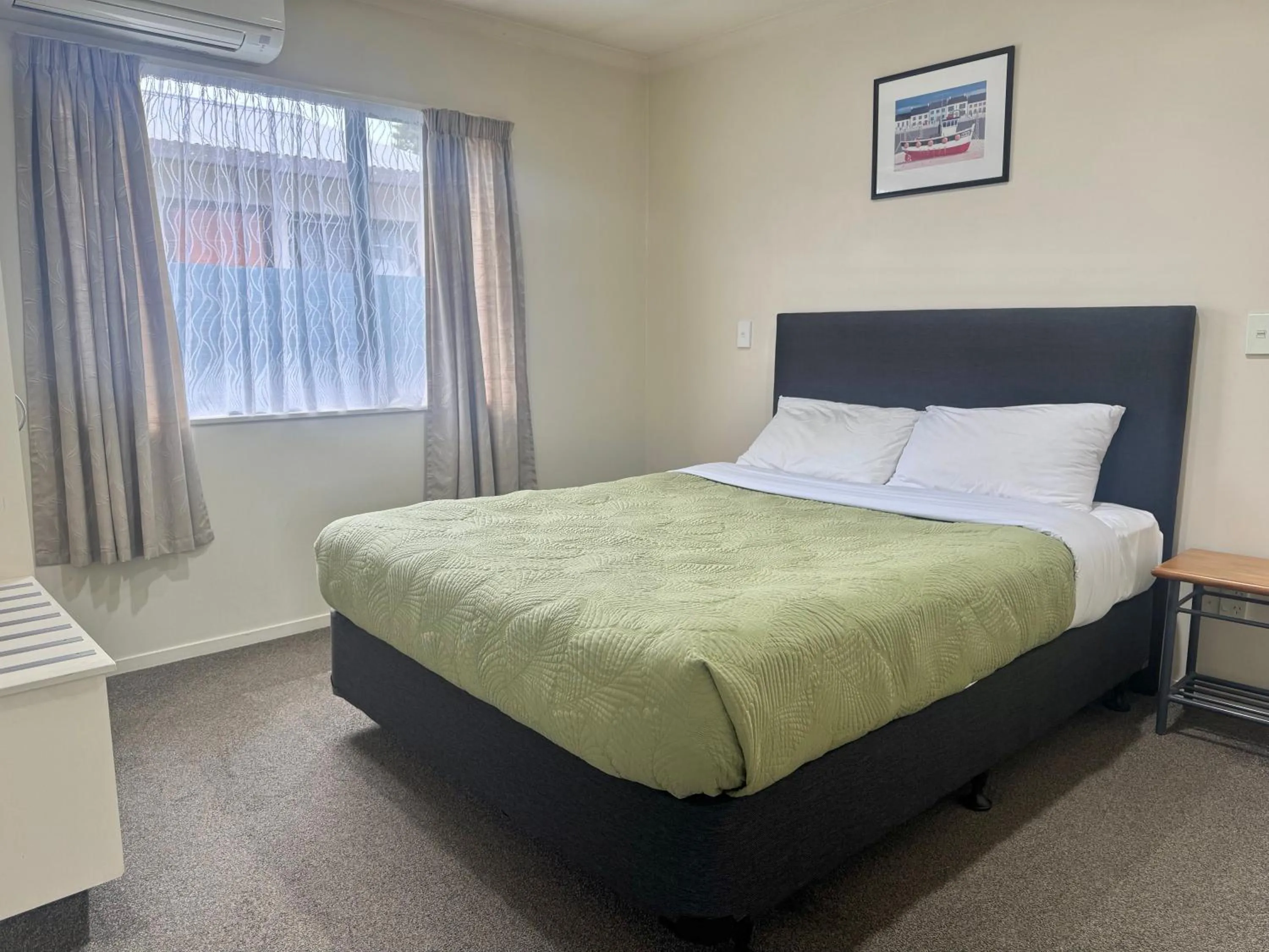 Bedroom, Bed in Bassingers Motor Lodge