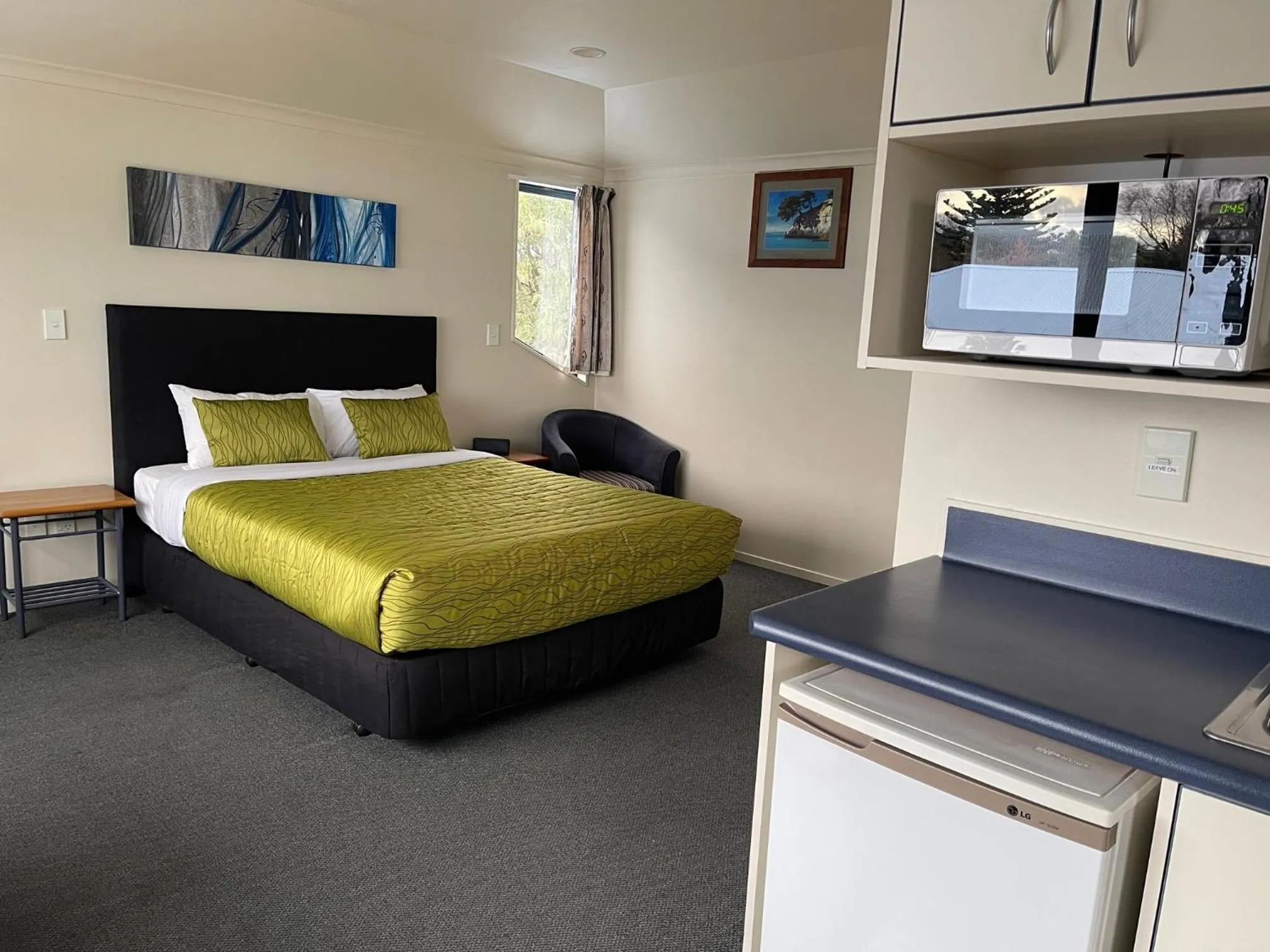 Bed in Bassingers Motor Lodge