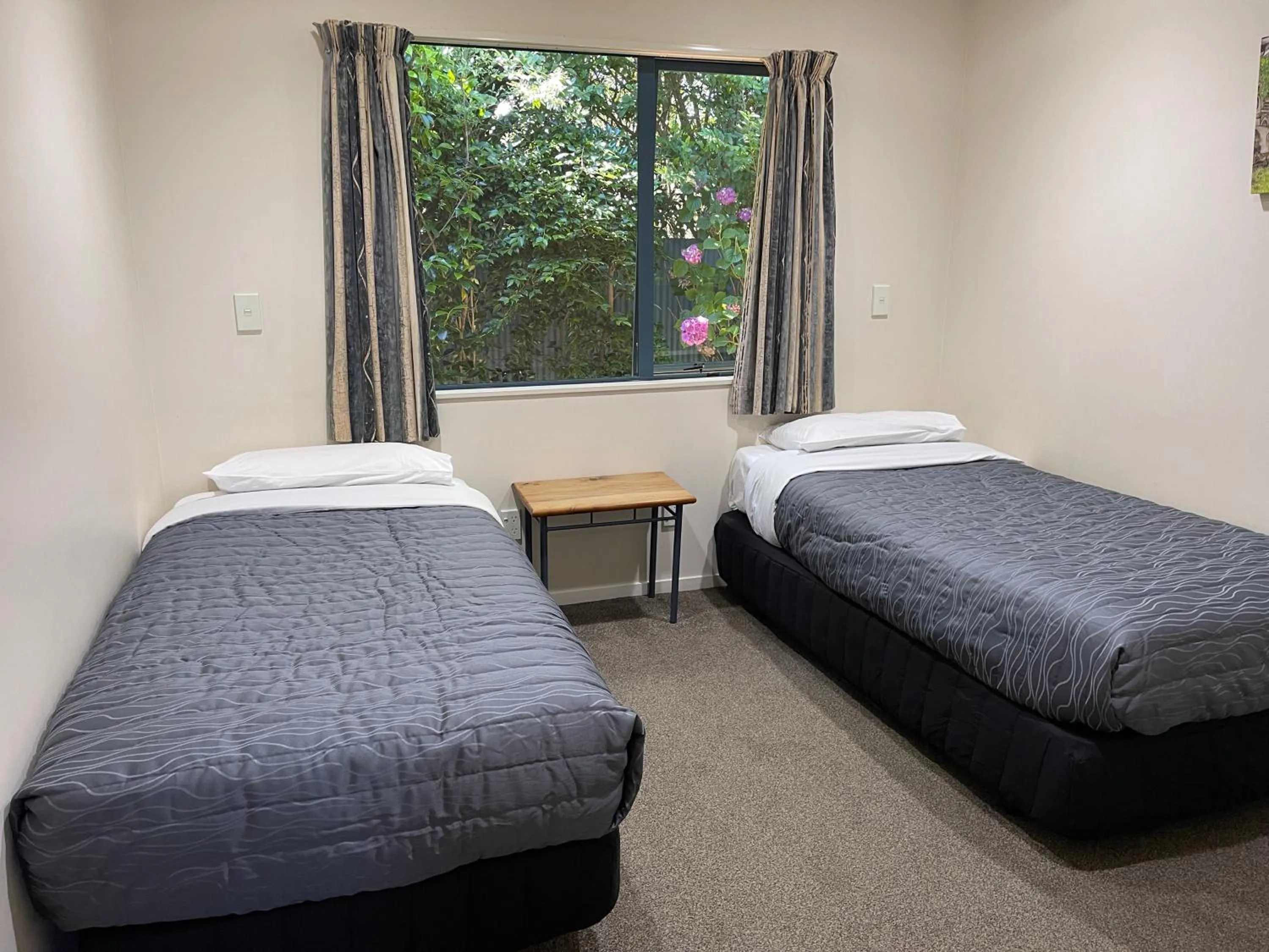 Bedroom, Bed in Bassingers Motor Lodge