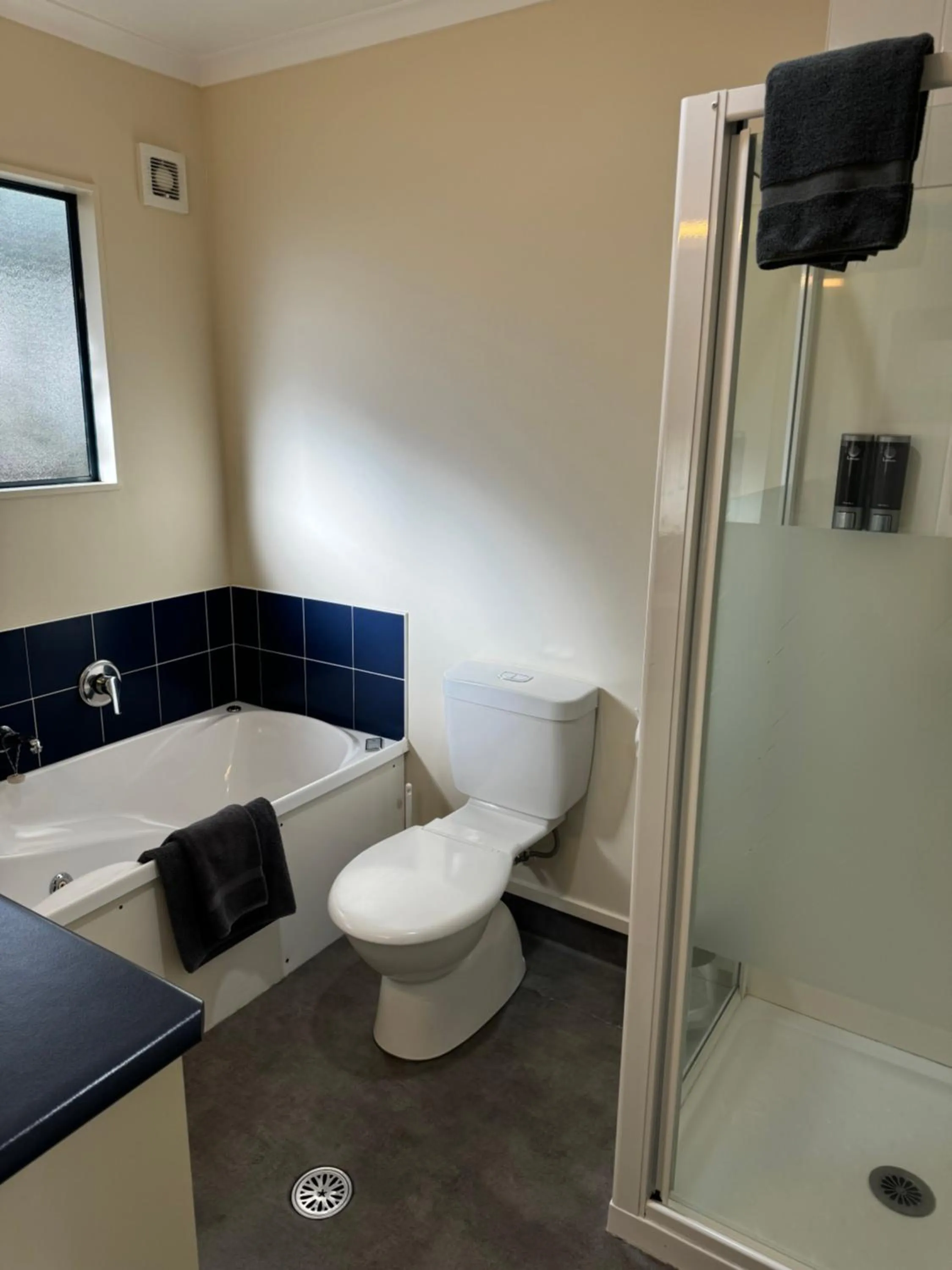 Bath in Bassingers Motor Lodge