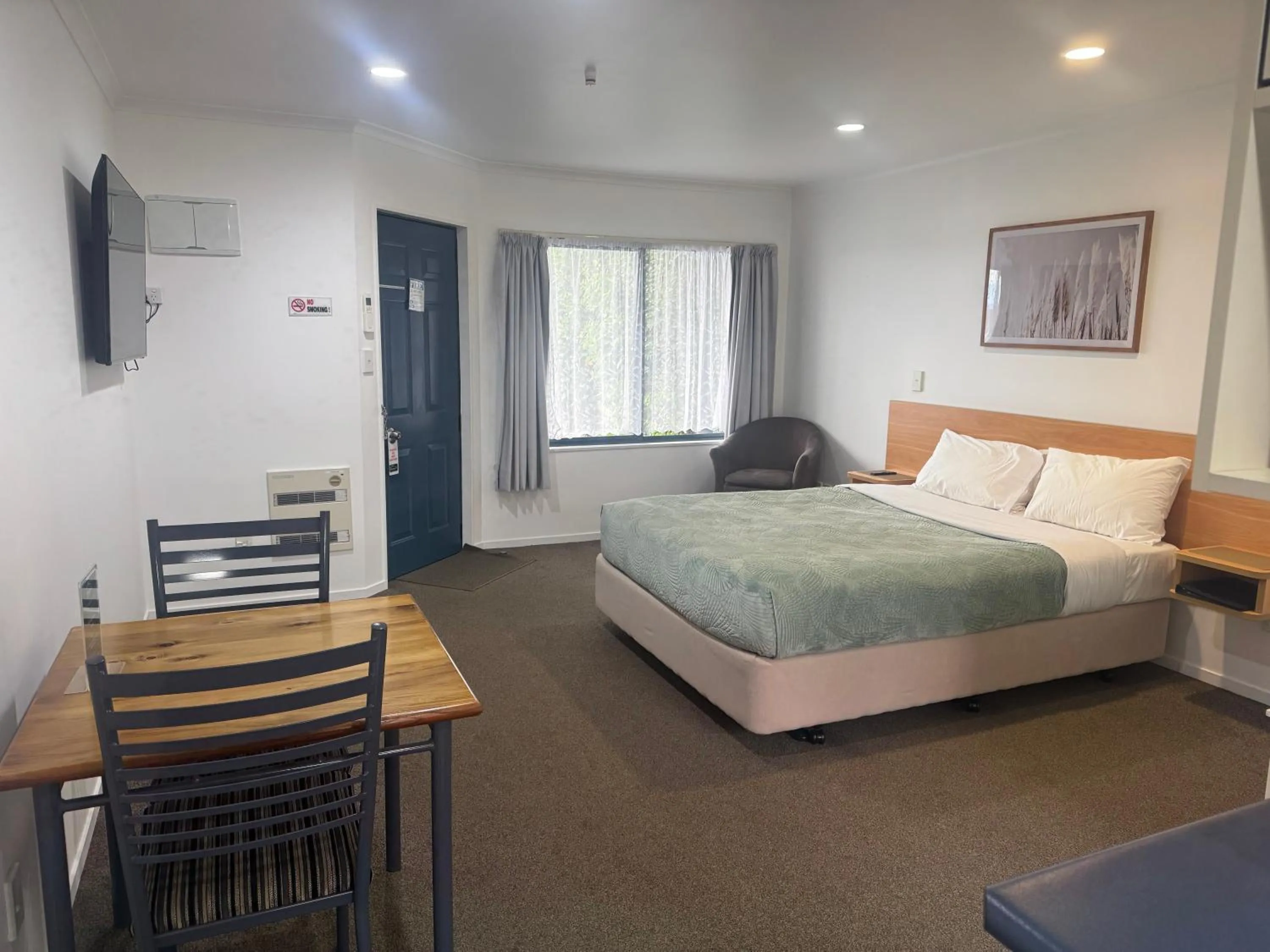Dining area, Bed in Bassingers Motor Lodge