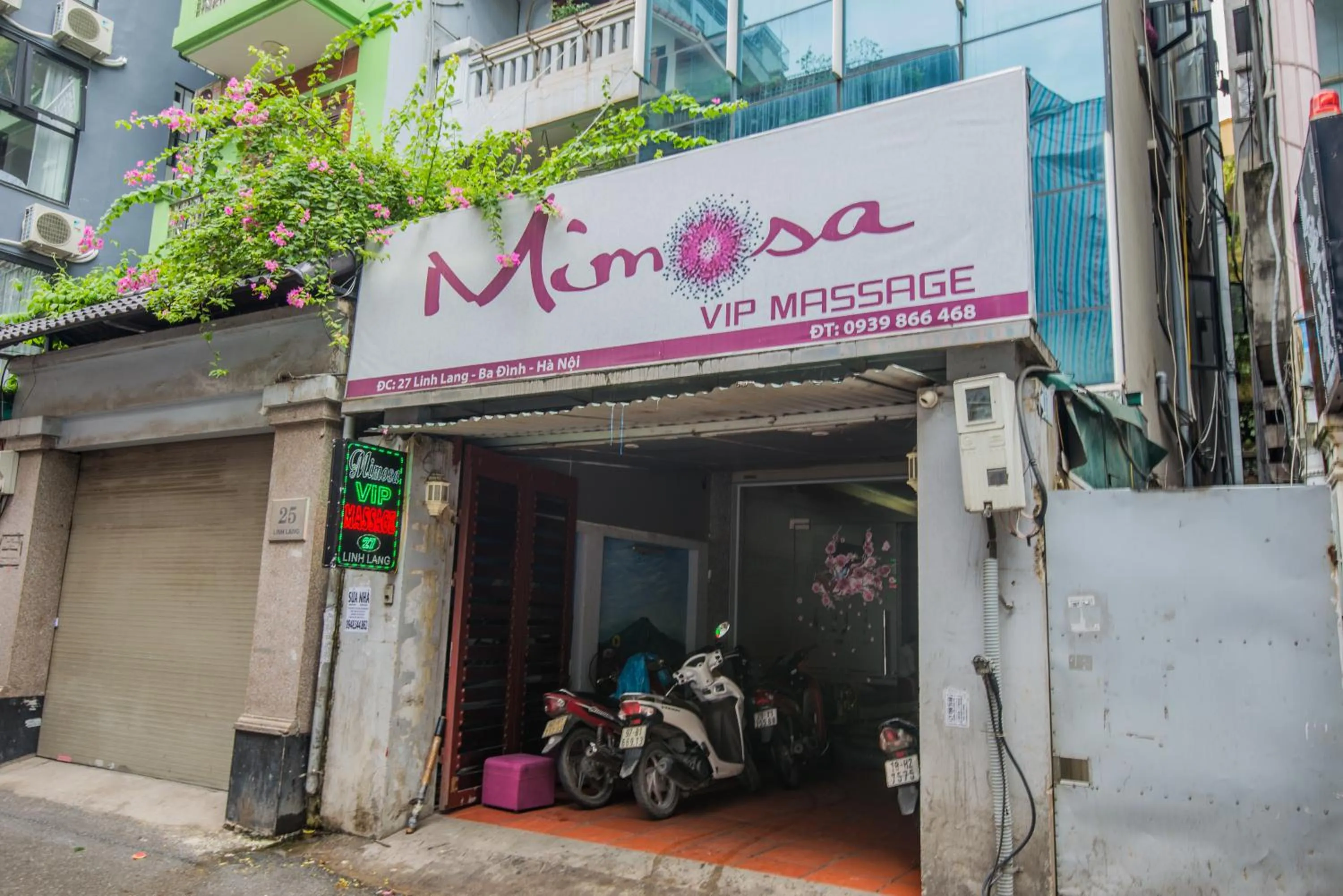 Restaurant/places to eat in 22Housing luxury Hotel & Residence 39 Linh Lang