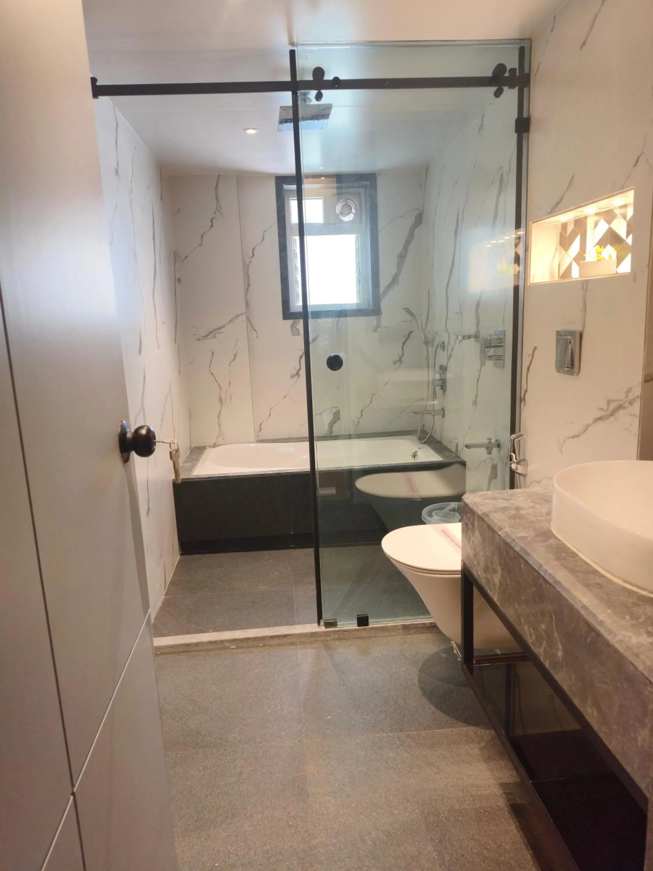 Toilet in Hotel Le Grande - Mumbai International Airport