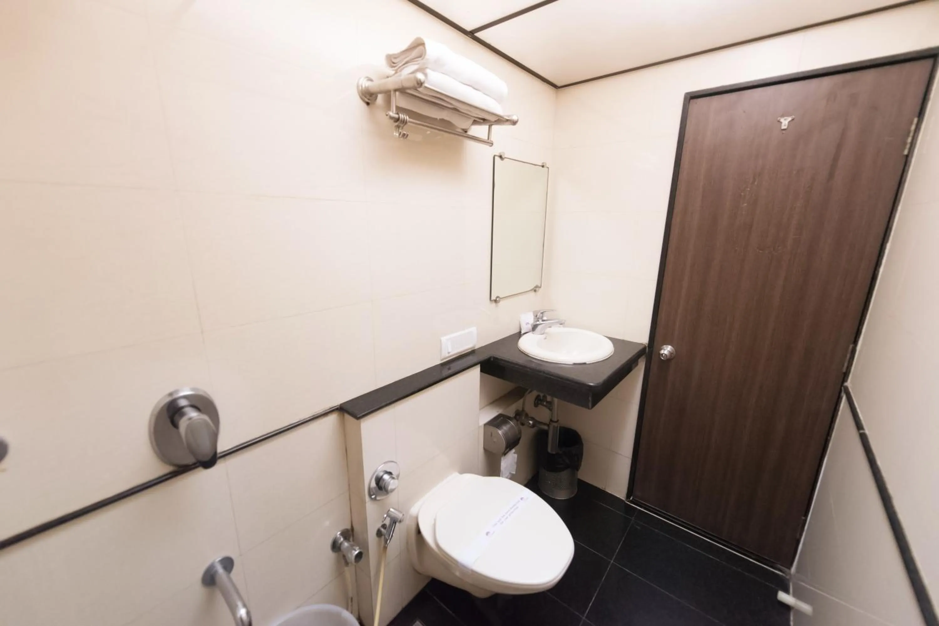 Bathroom in Hotel Le Grande - Mumbai International Airport