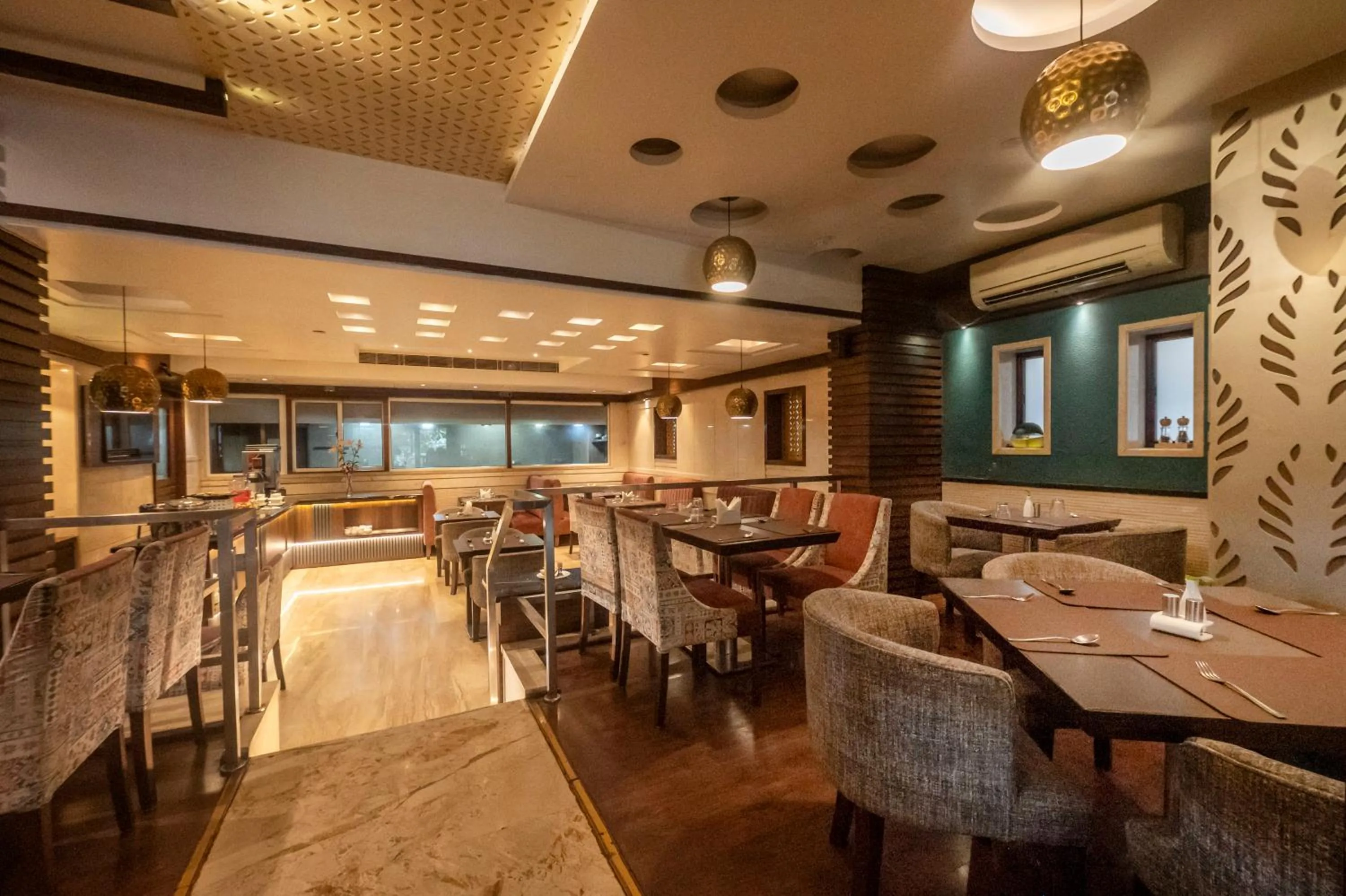 Restaurant/places to eat in Hotel Le Grande - Mumbai International Airport