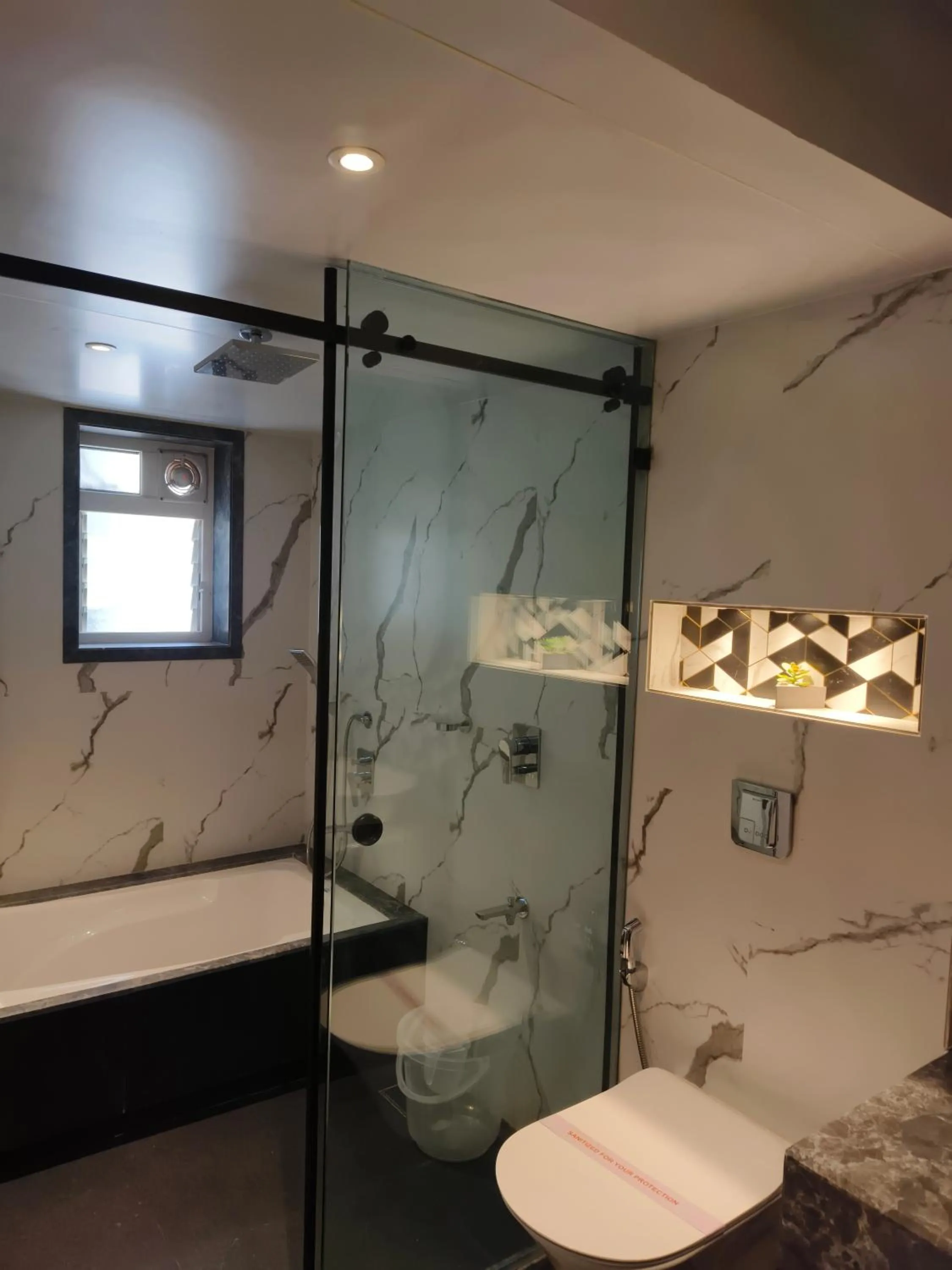 Bathroom in Hotel Le Grande - Mumbai International Airport