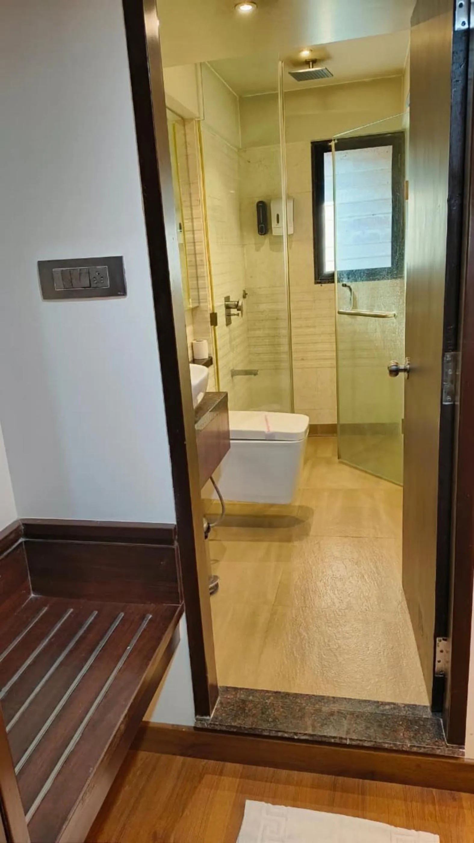 Toilet in Hotel Le Grande - Mumbai International Airport