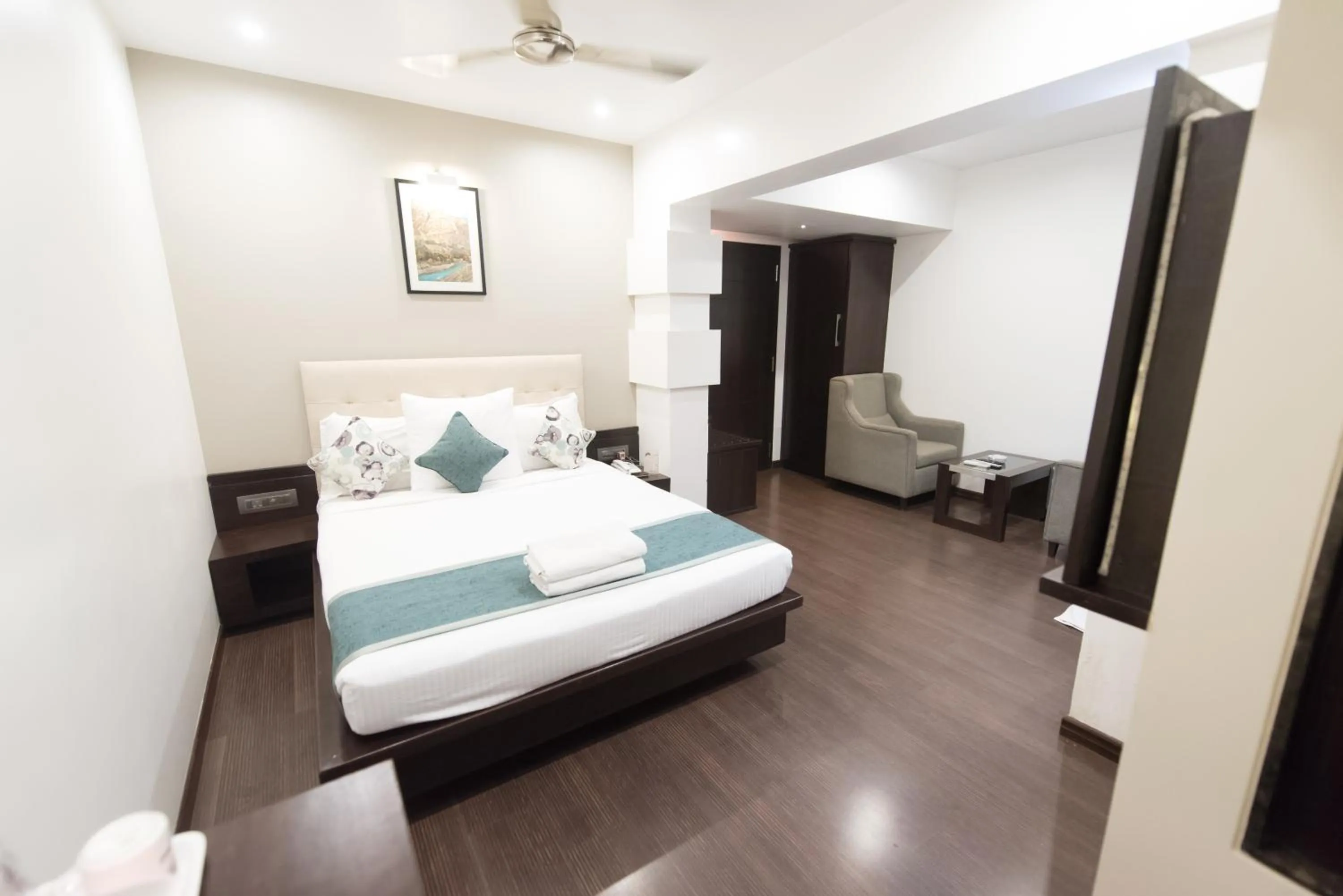 Bedroom, Bed in Hotel Le Grande - Mumbai International Airport