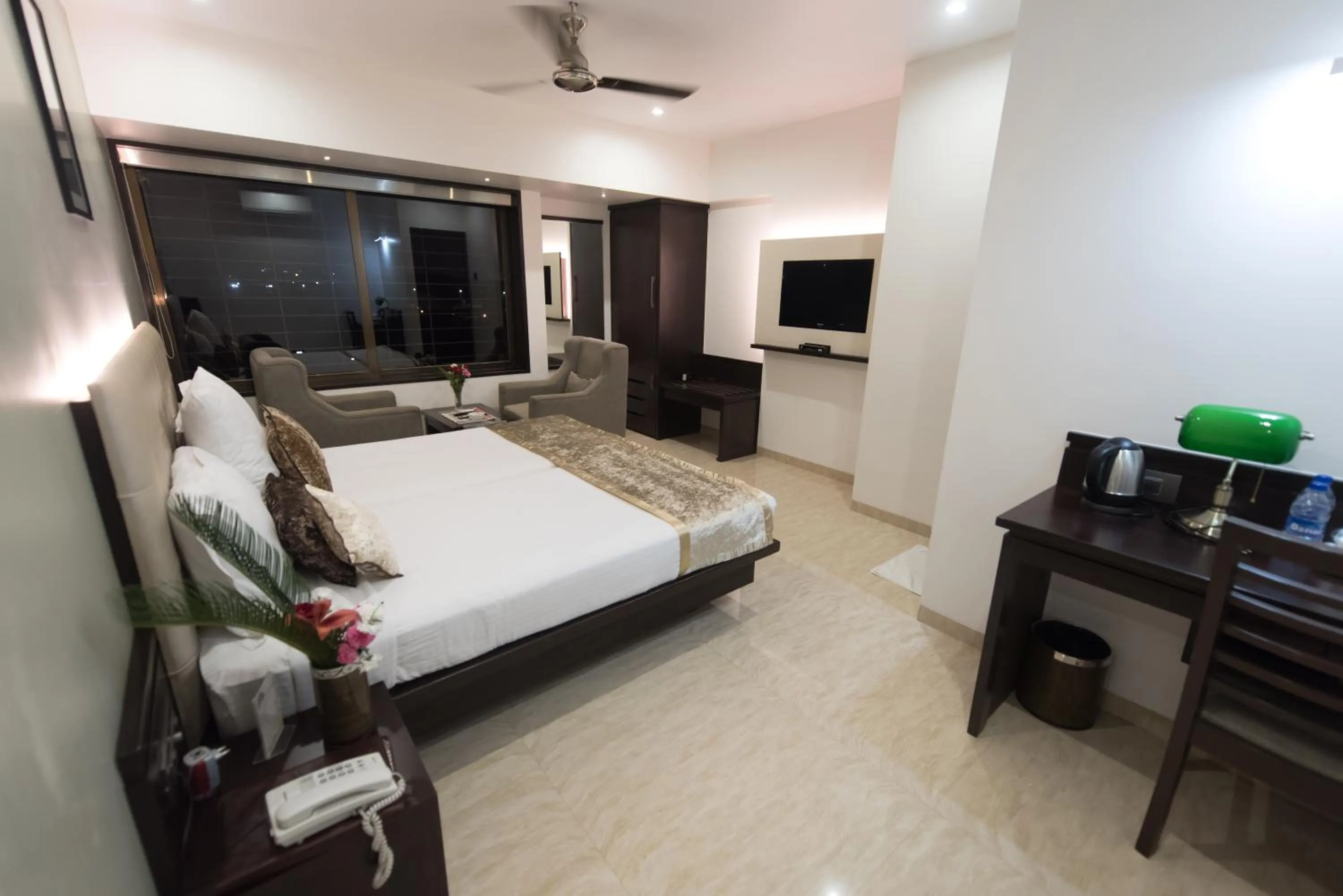 Photo of the whole room, Bed in Hotel Le Grande - Mumbai International Airport