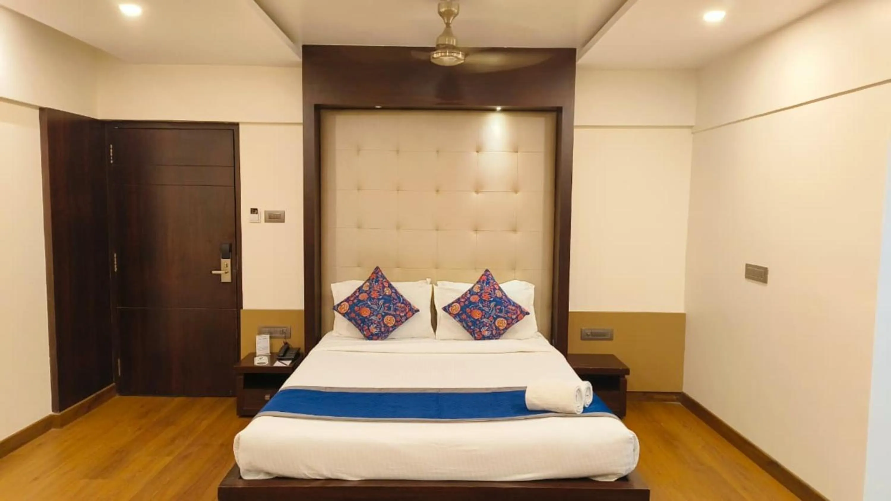Bed in Hotel Le Grande - Mumbai International Airport