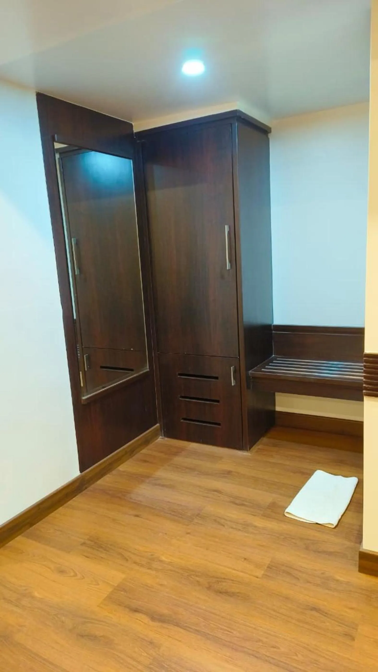 wardrobe in Hotel Le Grande - Mumbai International Airport