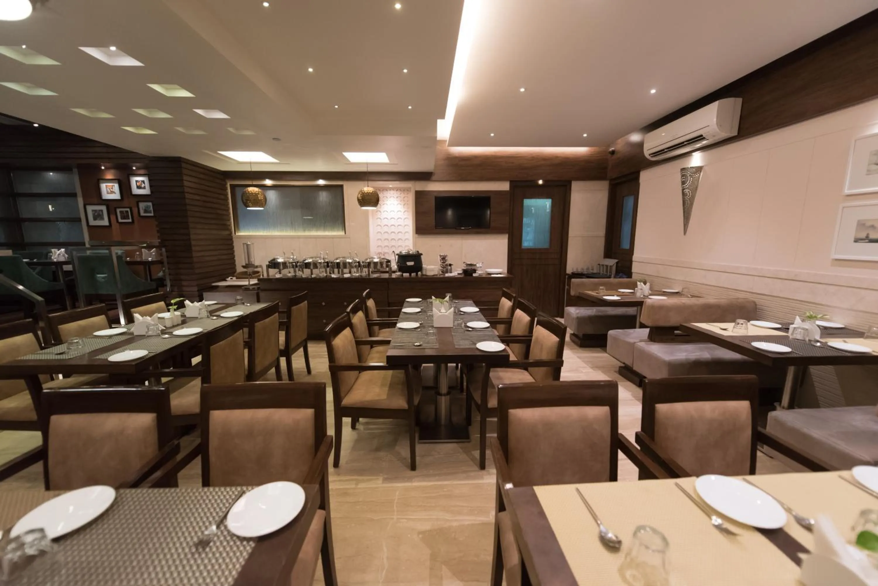Restaurant/places to eat in Hotel Le Grande - Mumbai International Airport