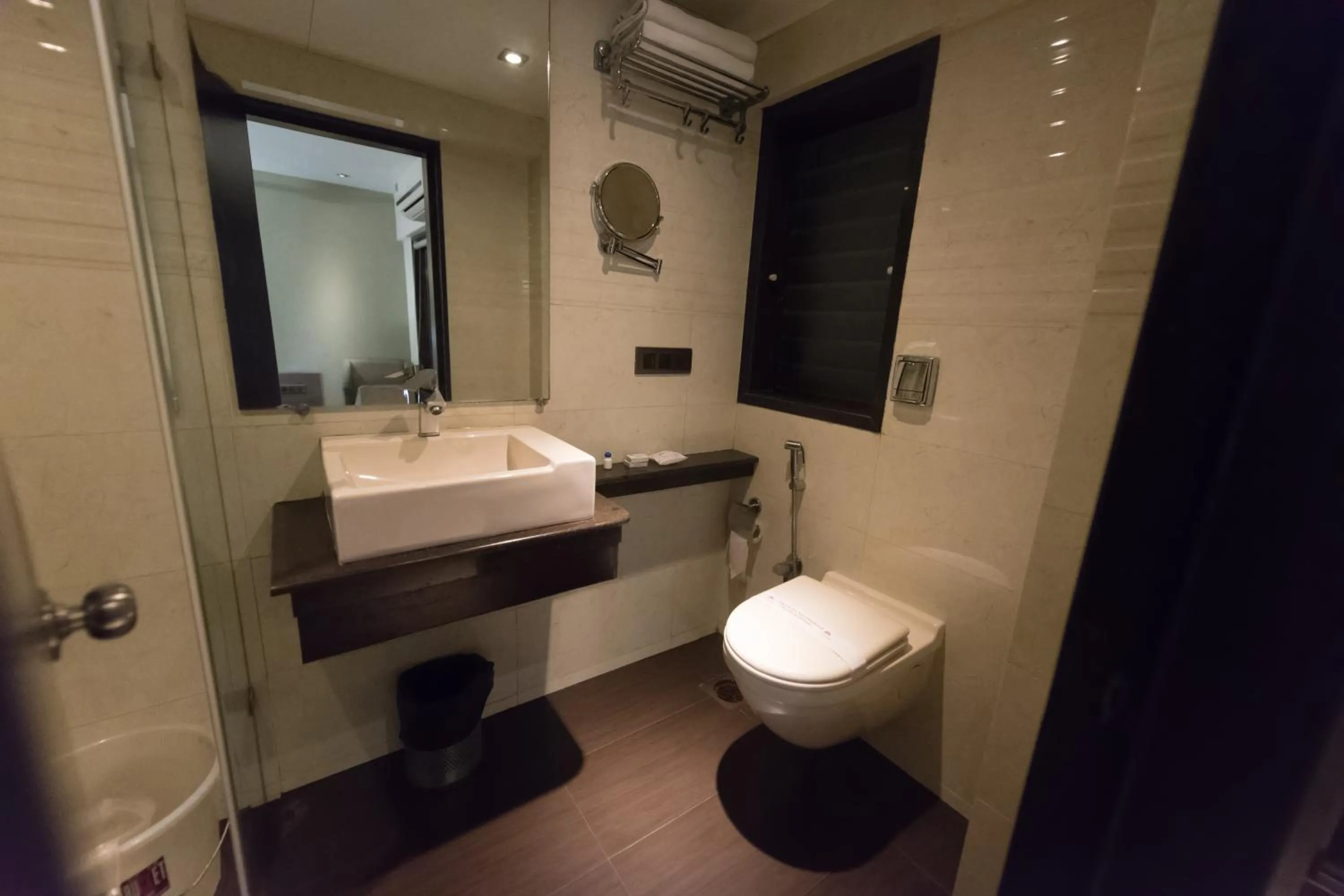Bathroom in Hotel Le Grande - Mumbai International Airport