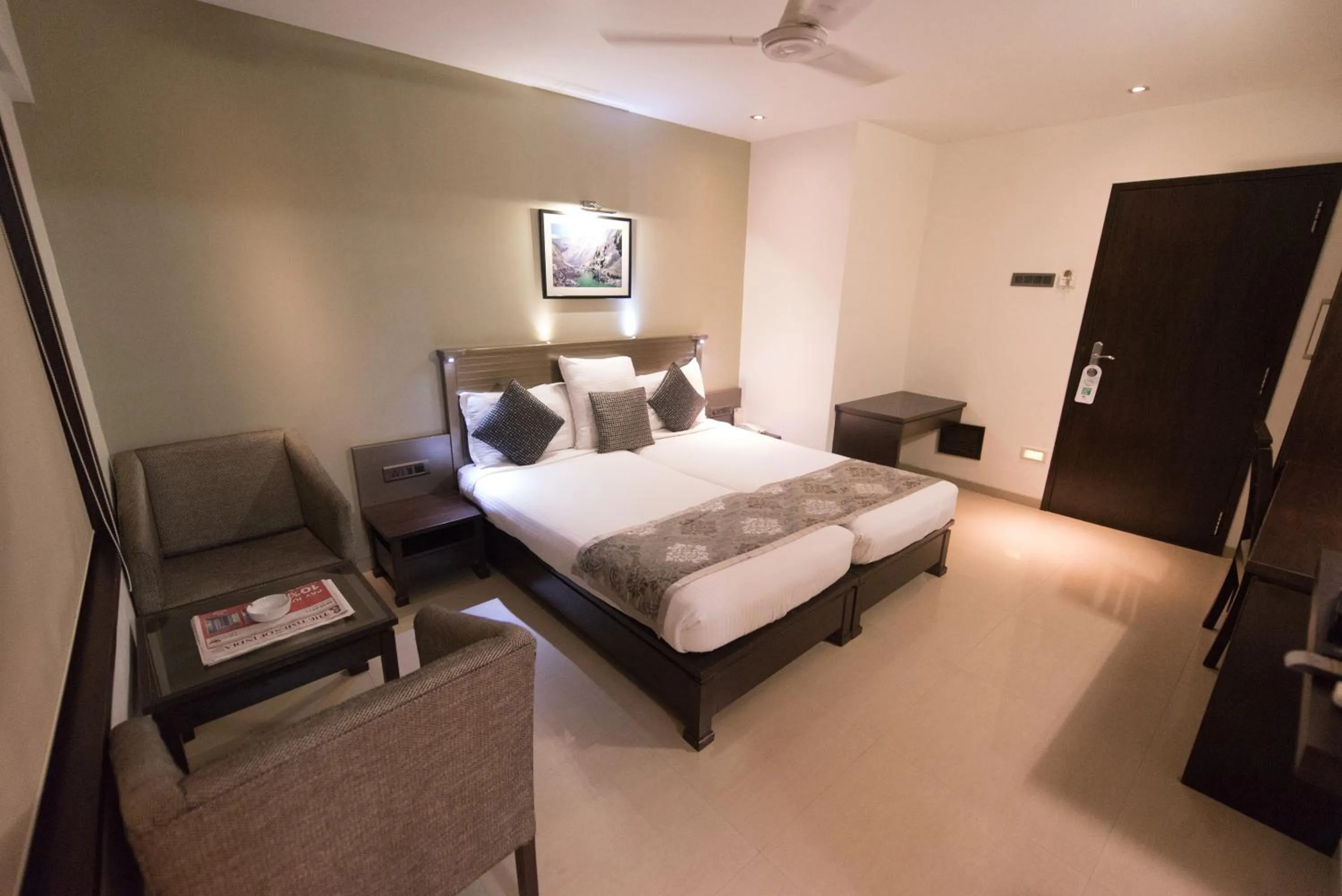 Seating area, Bed in Hotel Le Grande - Mumbai International Airport