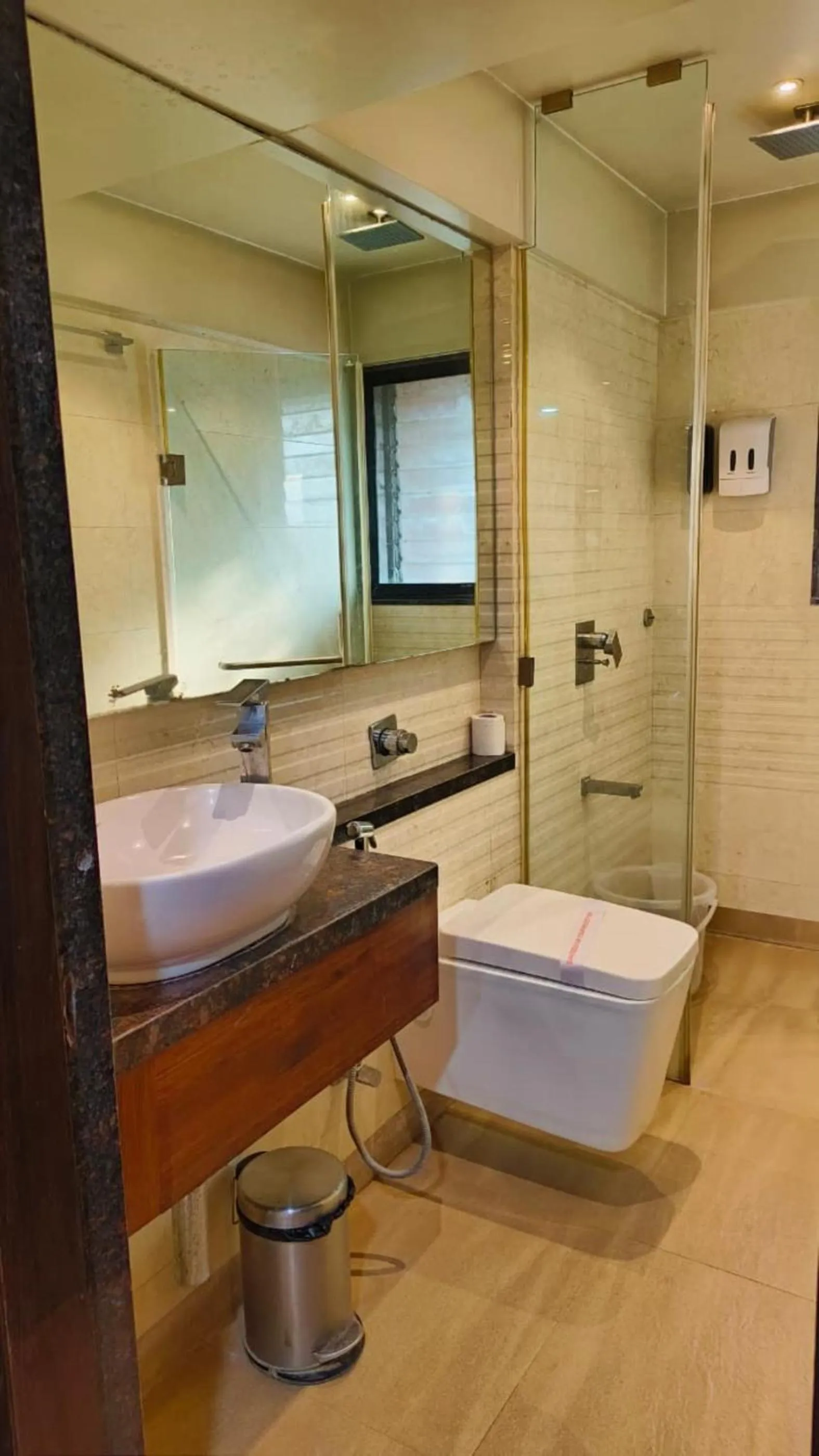 Shower in Hotel Le Grande - Mumbai International Airport