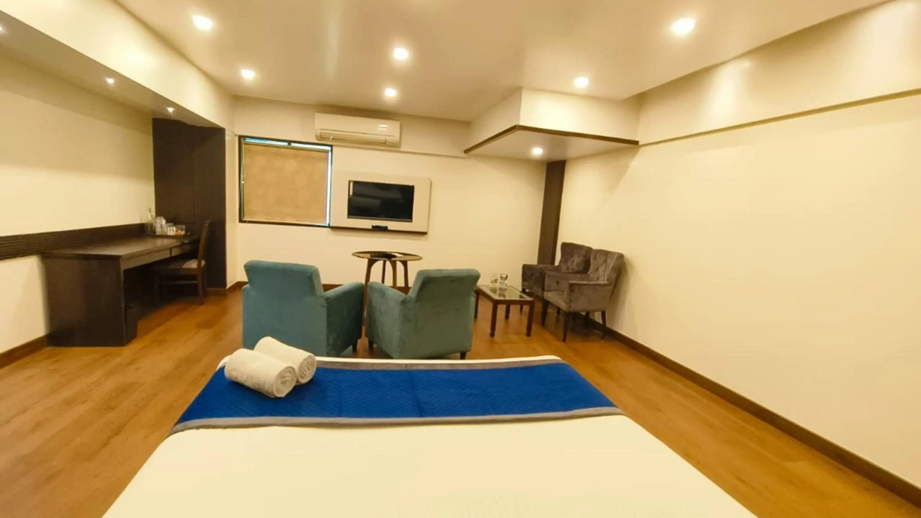 Bed in Hotel Le Grande - Mumbai International Airport