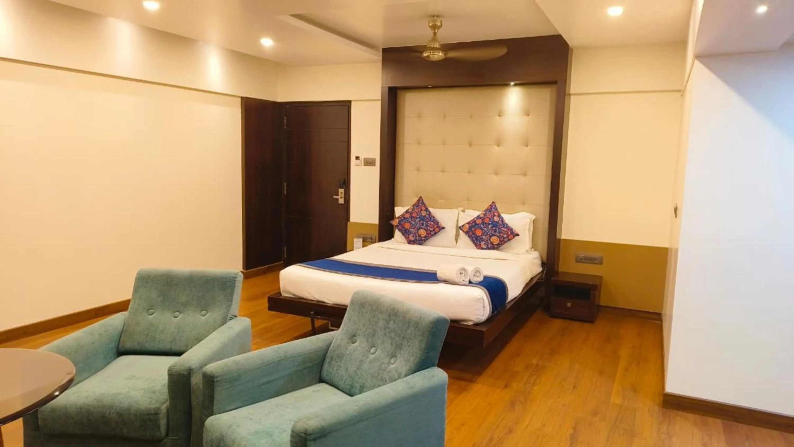 Bed in Hotel Le Grande - Mumbai International Airport