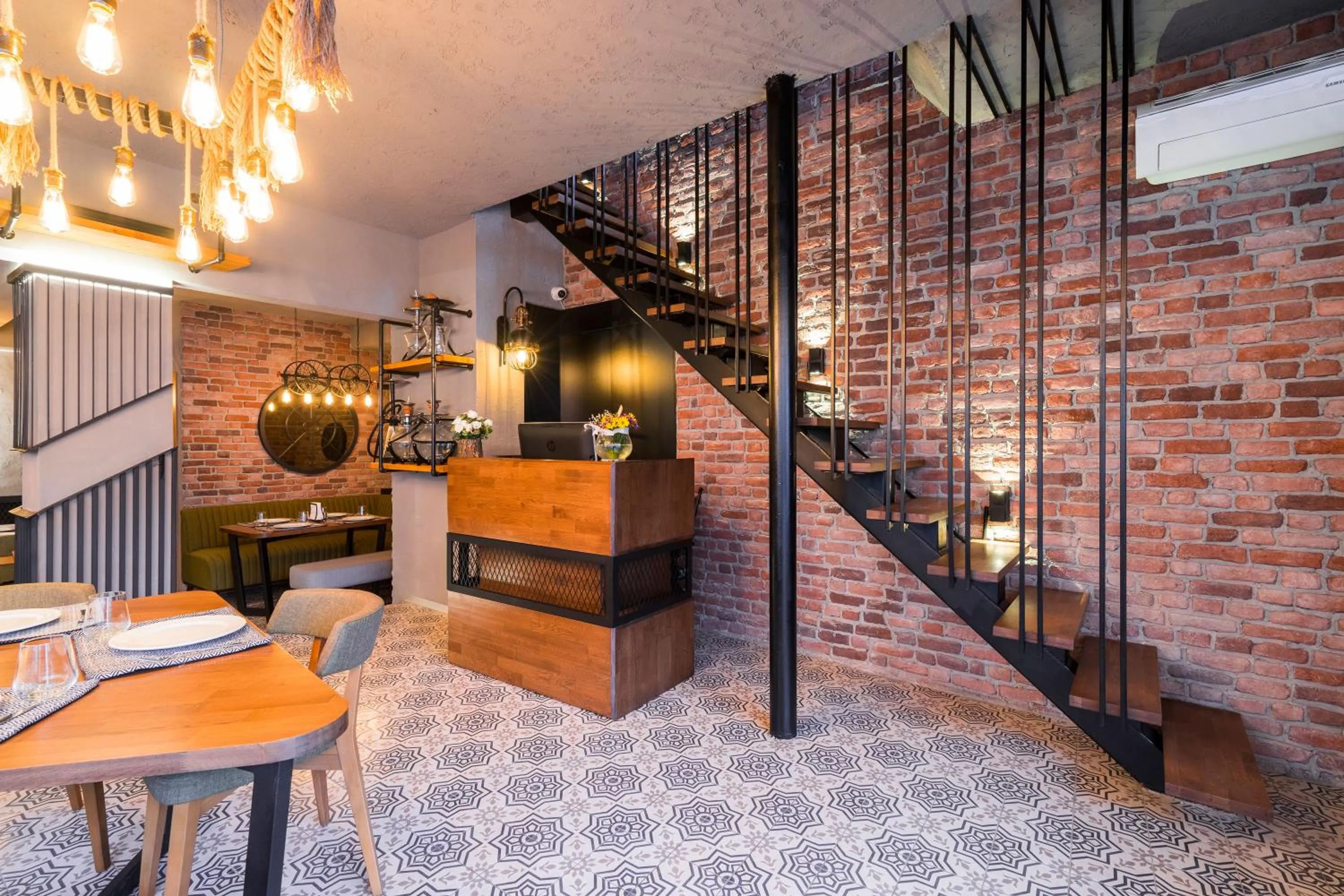 Restaurant/places to eat in Cube Suites