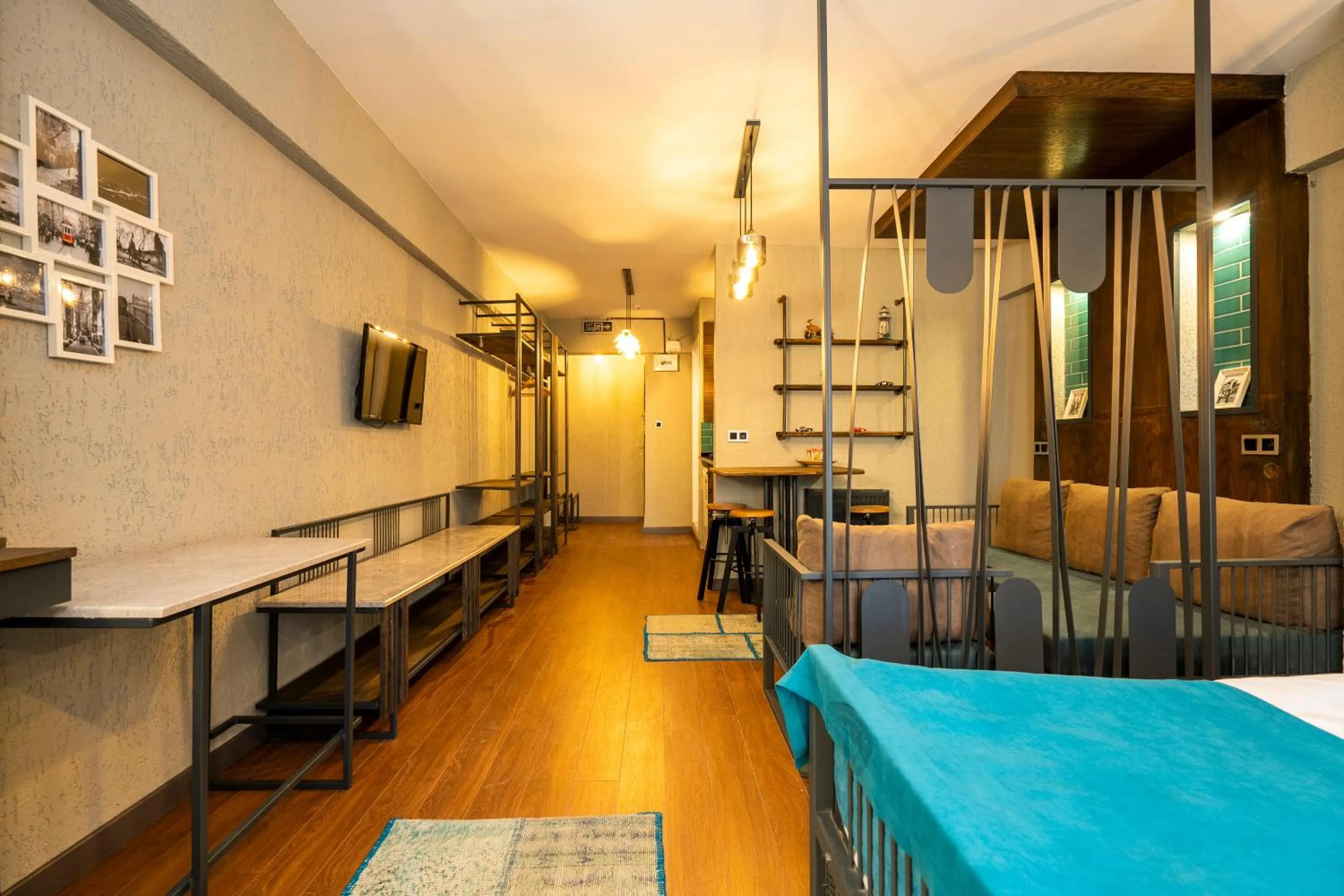 Photo of the whole room in Cube Suites