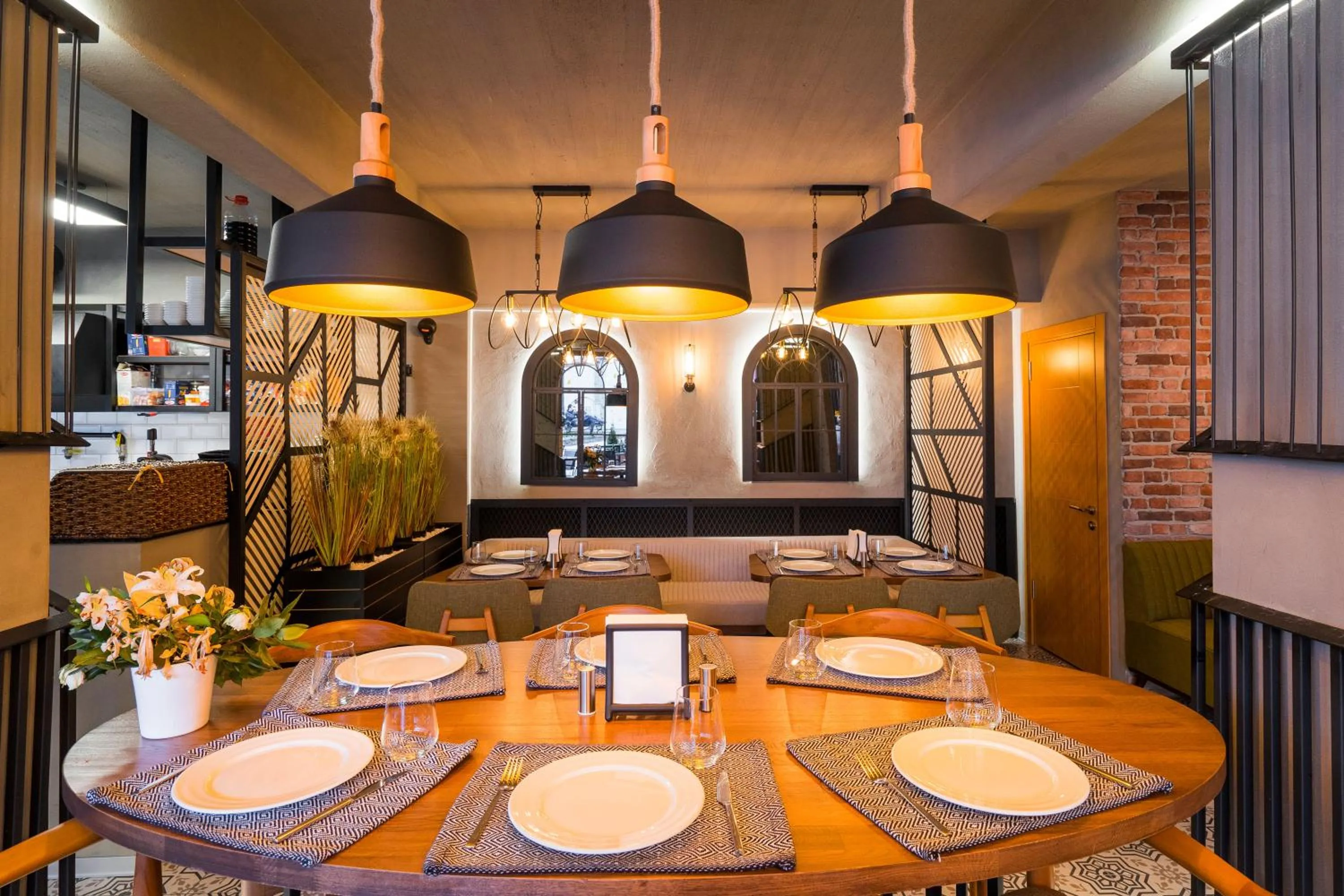 Restaurant/places to eat in Cube Suites