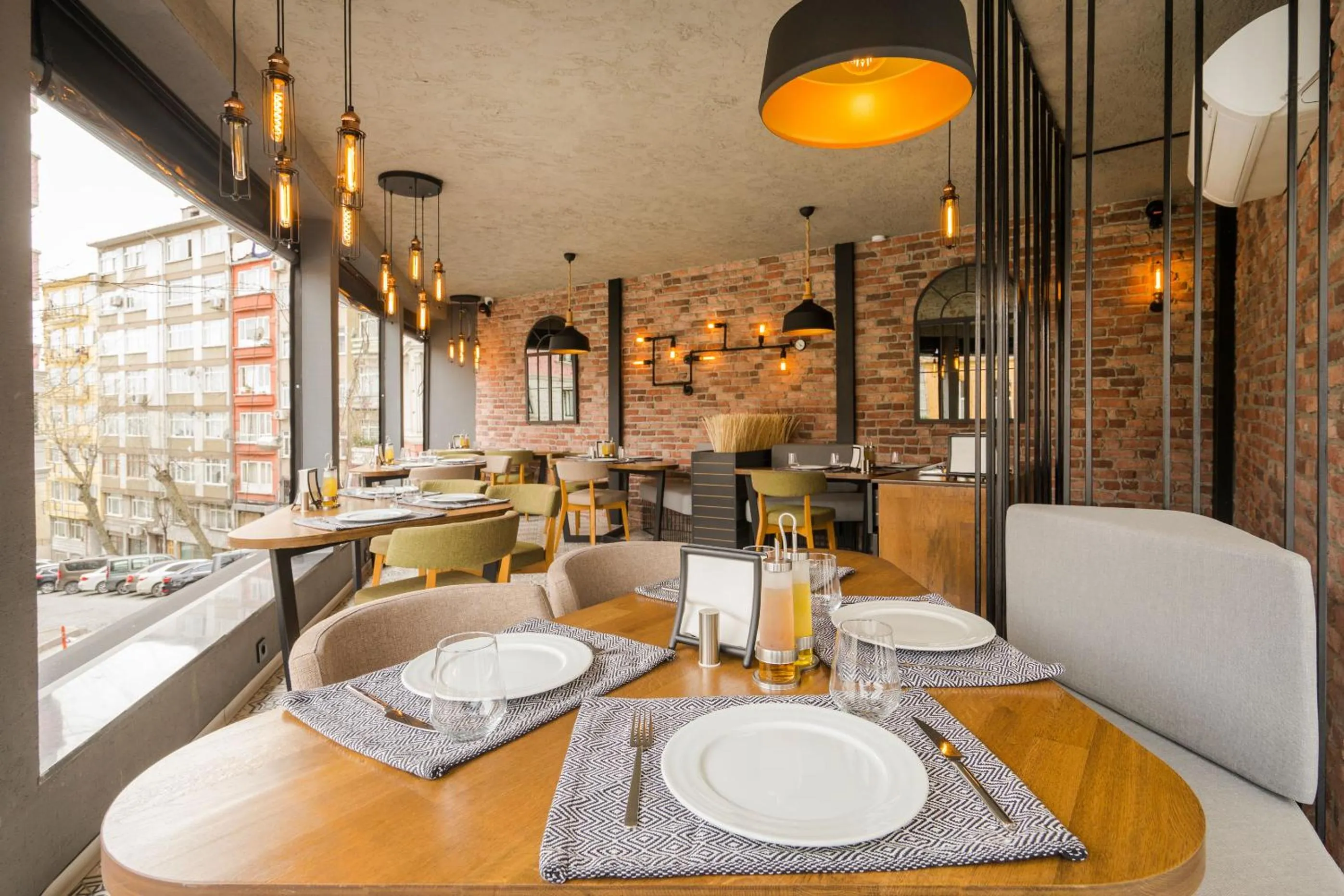 Restaurant/places to eat in Cube Suites