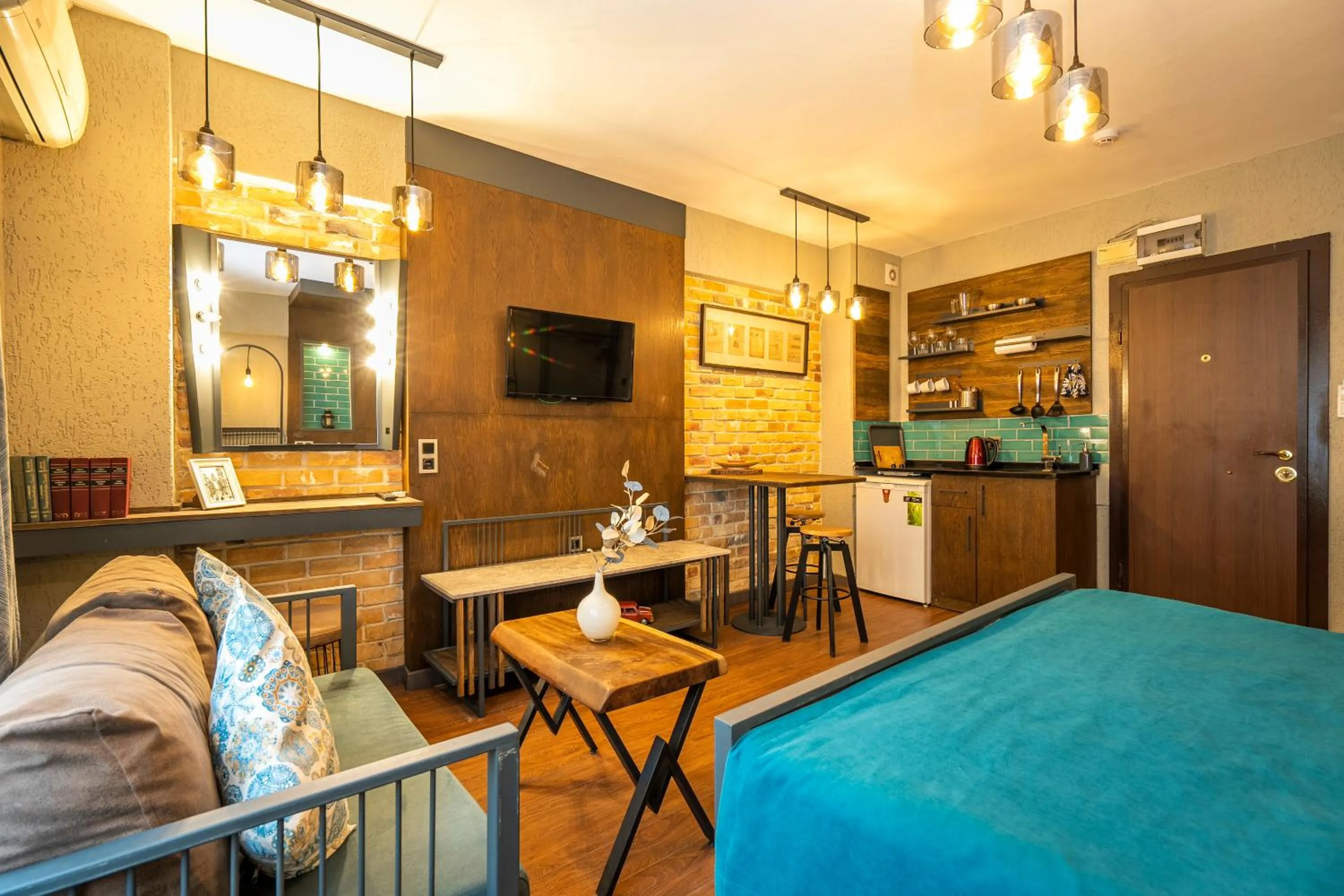 Photo of the whole room, Bed in Cube Suites