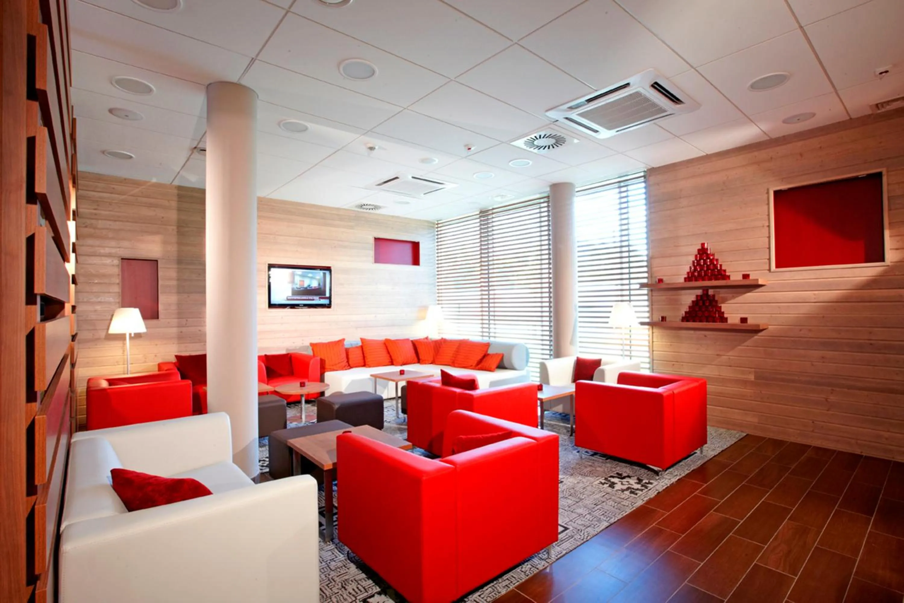 Communal lounge/ TV room in Campanile Wroclaw Centrum