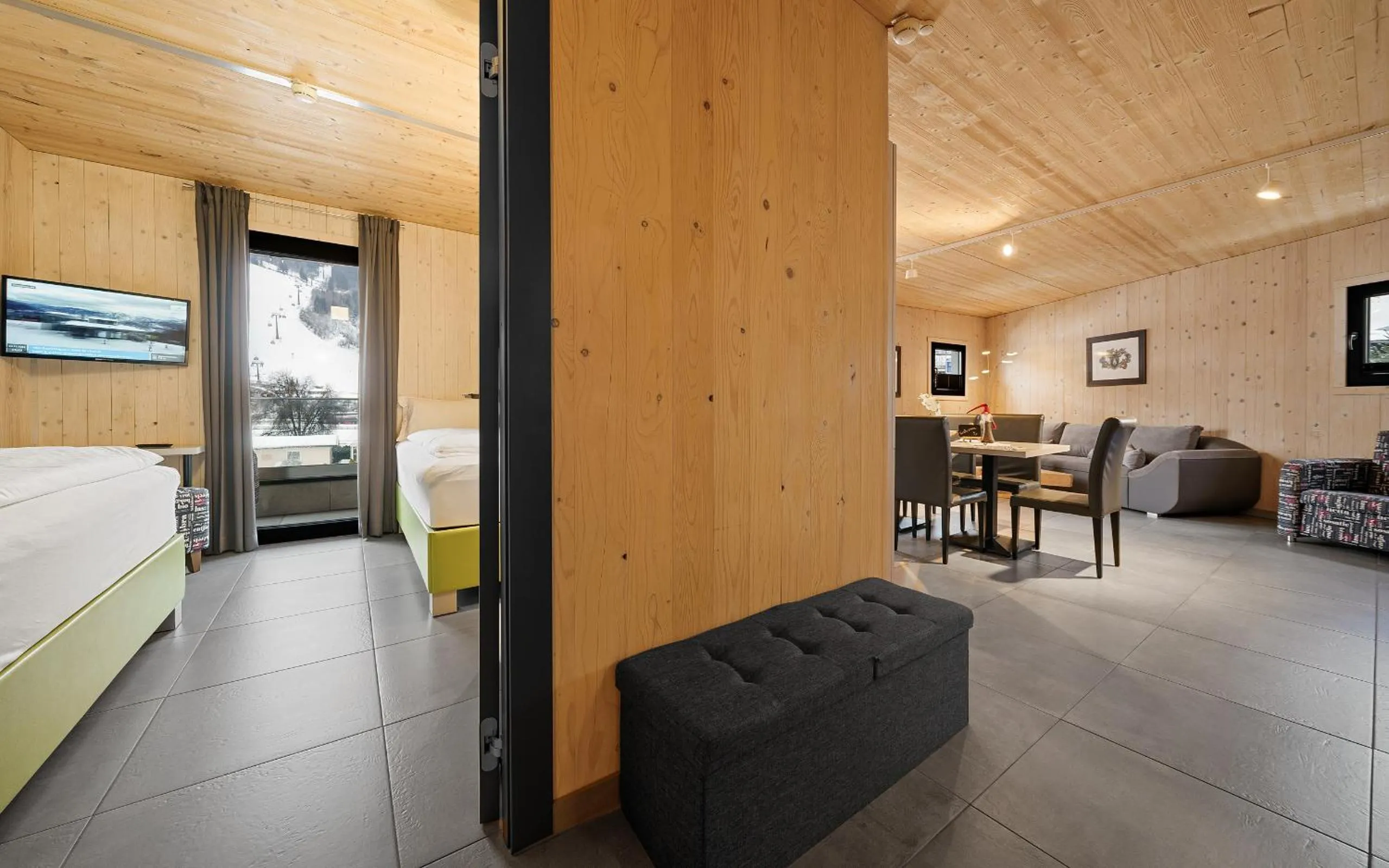 Living room, Bed in Aparthotel Zell am See (Contactless Check-In)