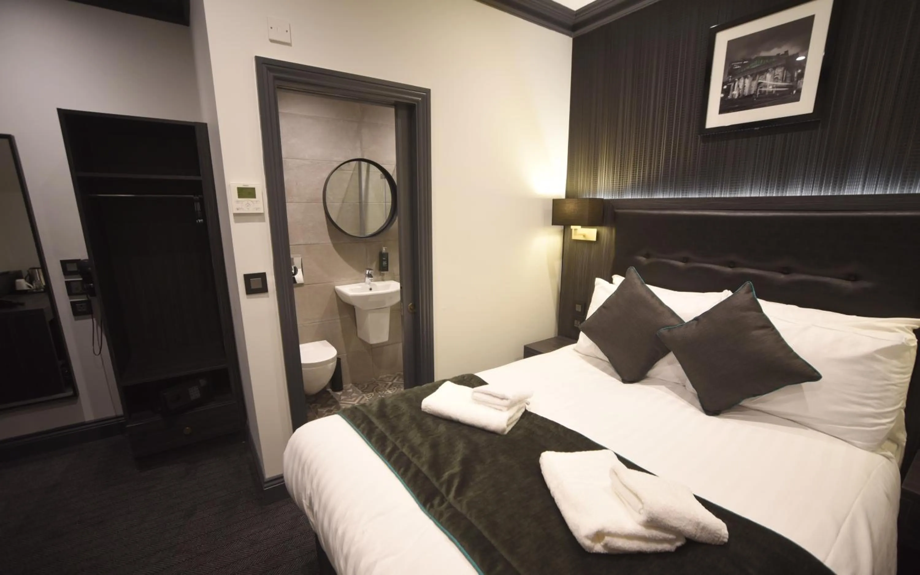 Bathroom, Bed in The Pack And Carriage London