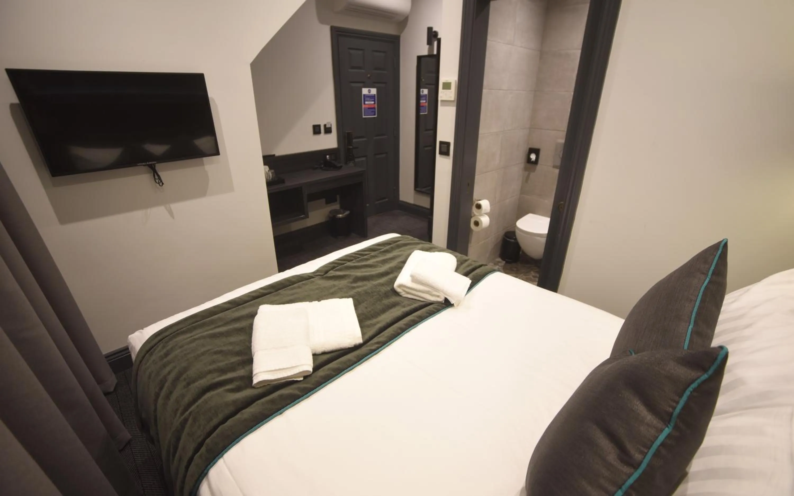 Toilet, Bed in The Pack And Carriage London