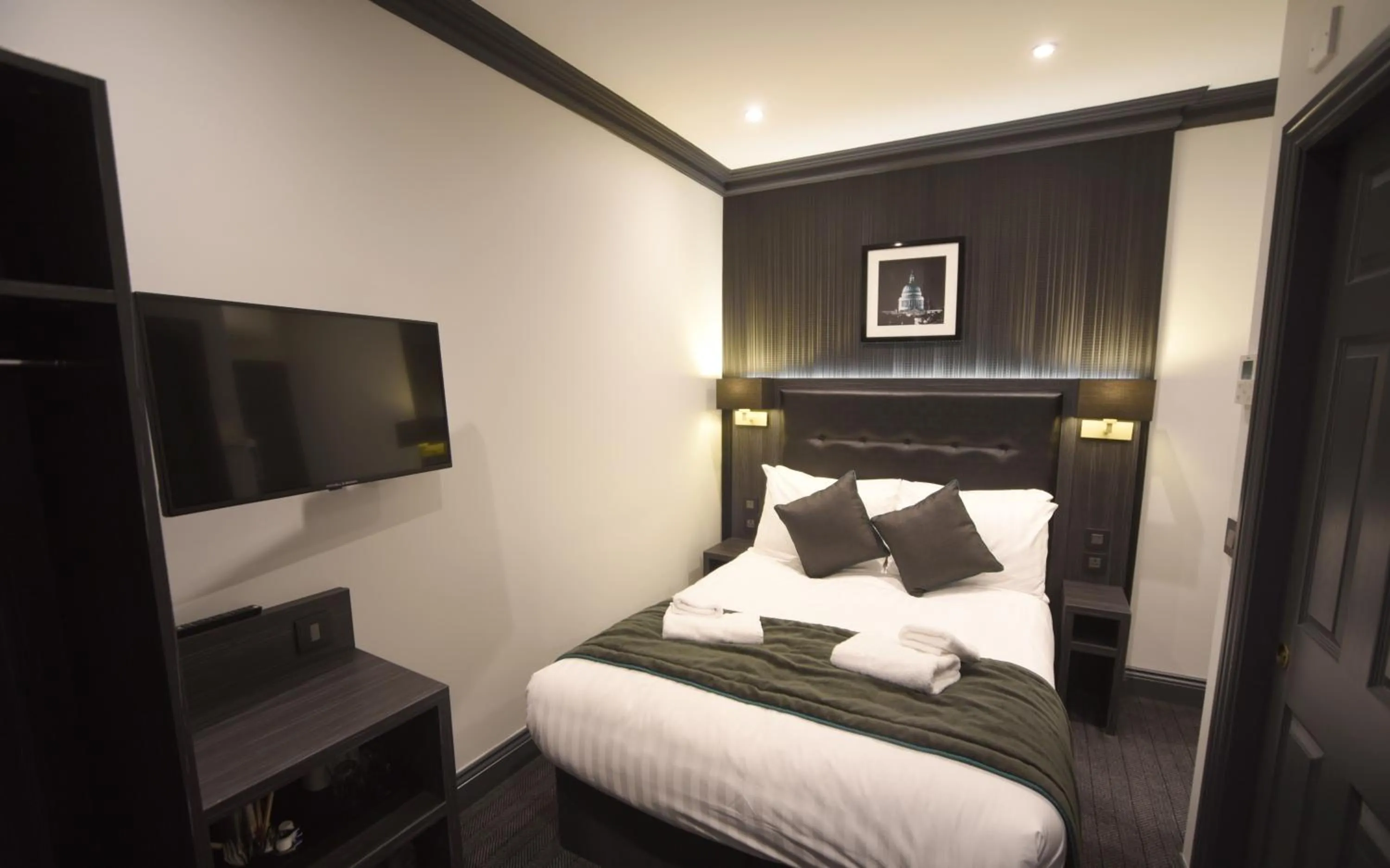 Photo of the whole room, Bed in The Pack And Carriage London