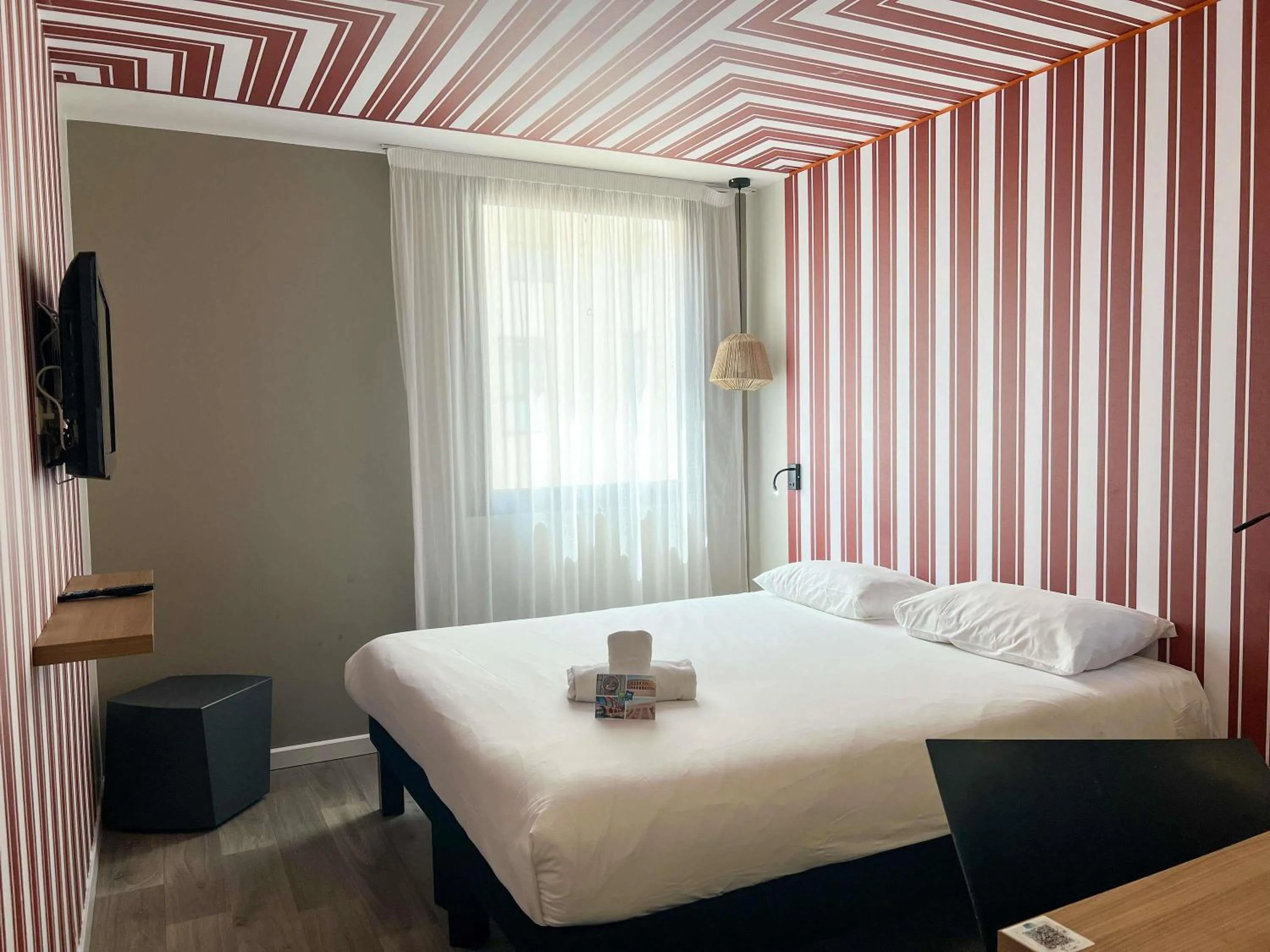 Bedroom, Bed in ibis Styles Nimes Gare Centre