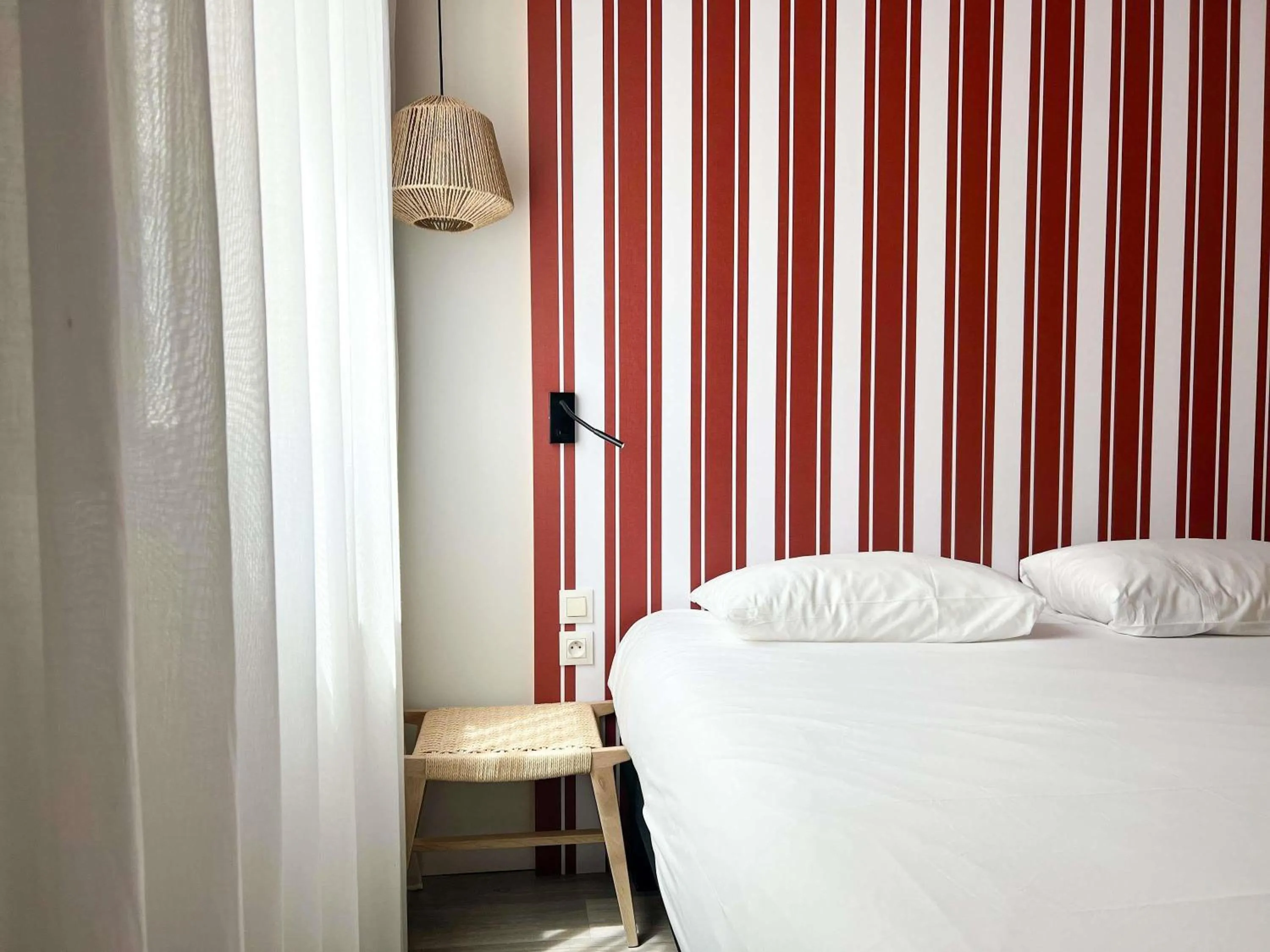 Bedroom, Bed in ibis Styles Nimes Gare Centre