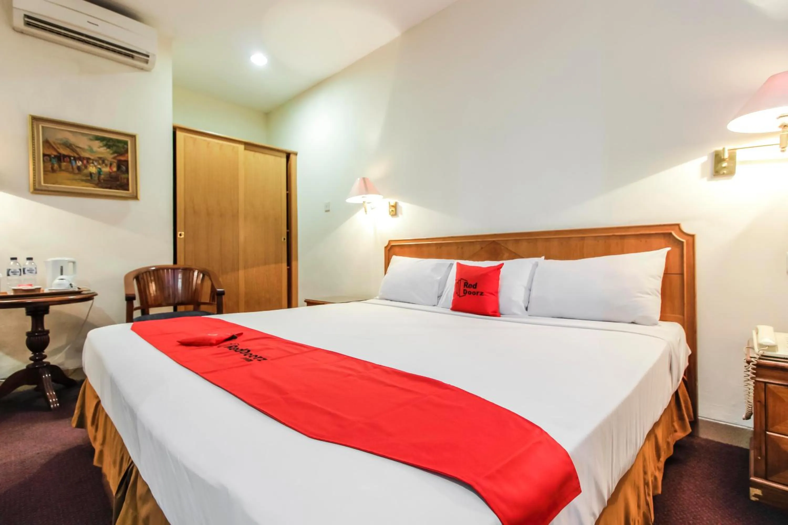 Bed in RedDoorz Plus at Pitagiri GBK Senayan