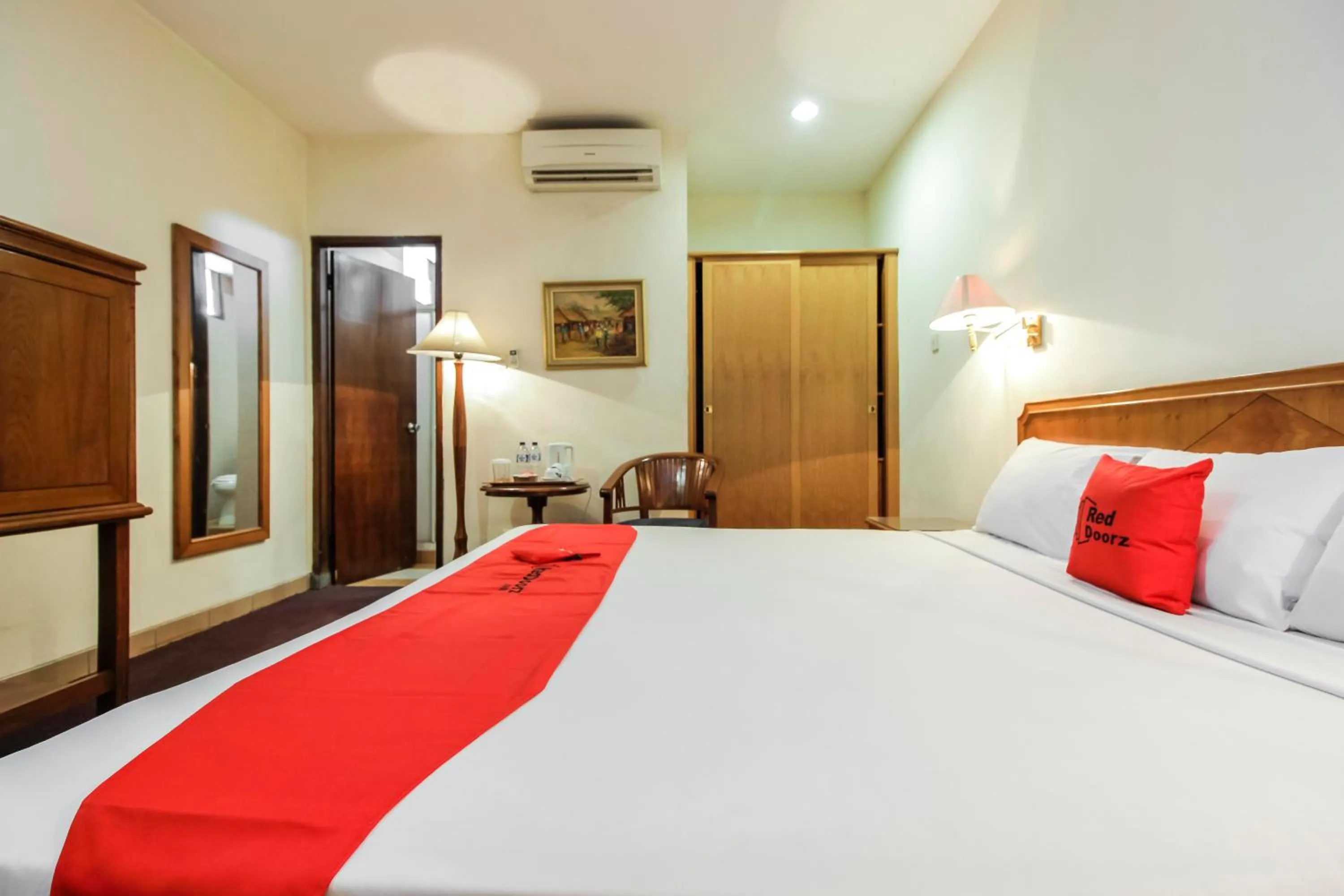 Bed in RedDoorz Plus at Pitagiri GBK Senayan