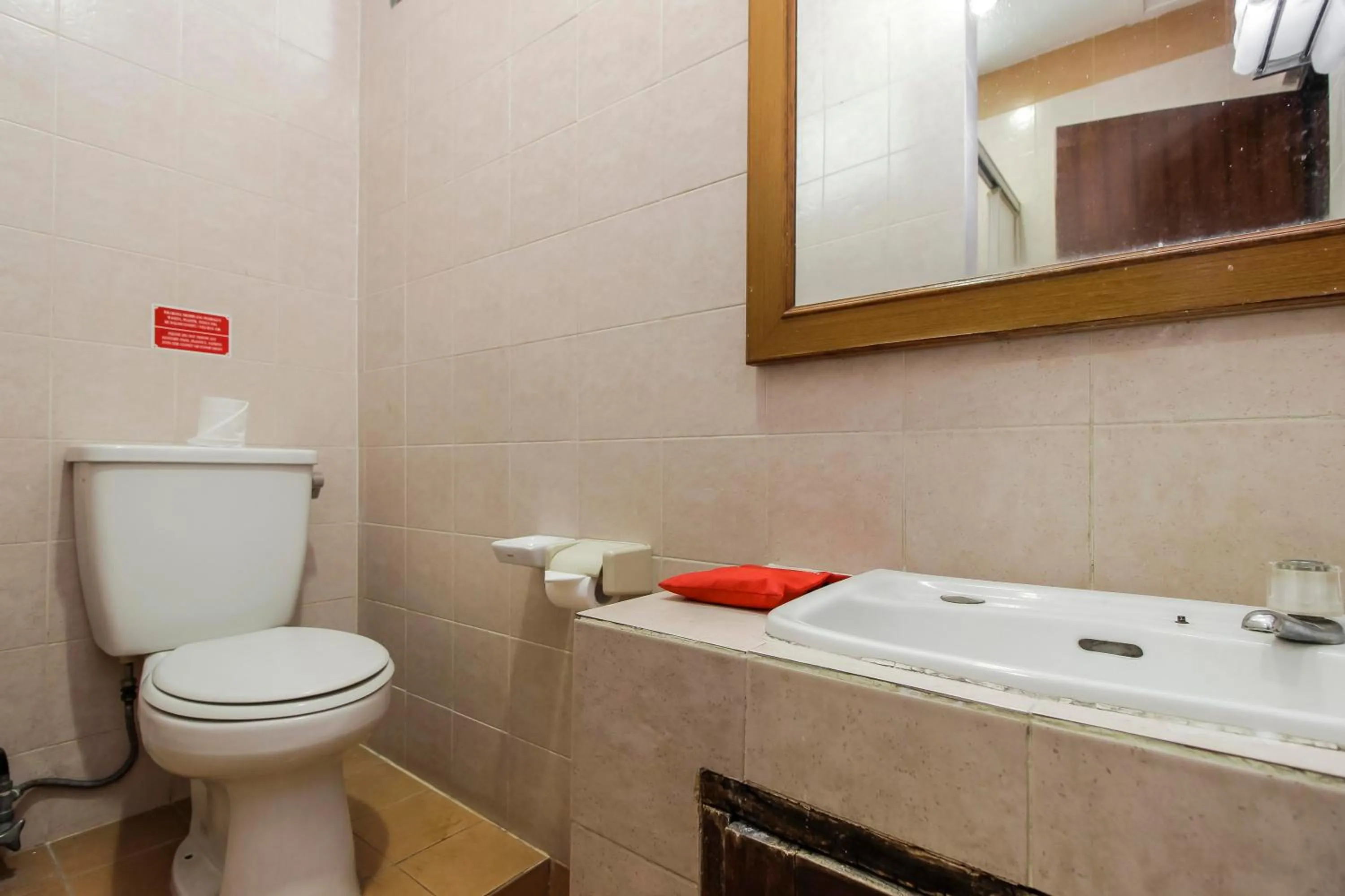 Bathroom in RedDoorz Plus at Pitagiri GBK Senayan