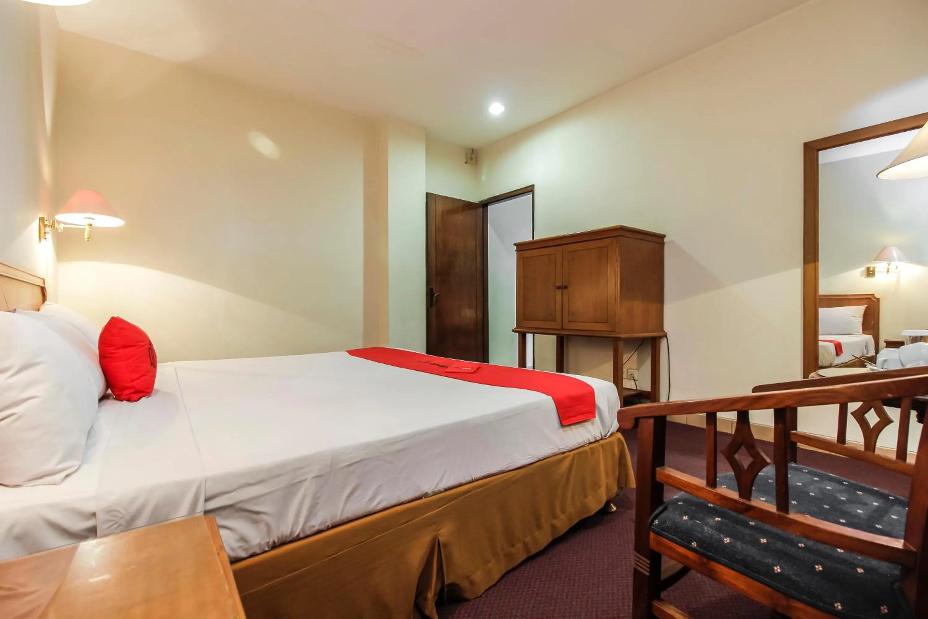 Bedroom, Bed in RedDoorz Plus at Pitagiri GBK Senayan