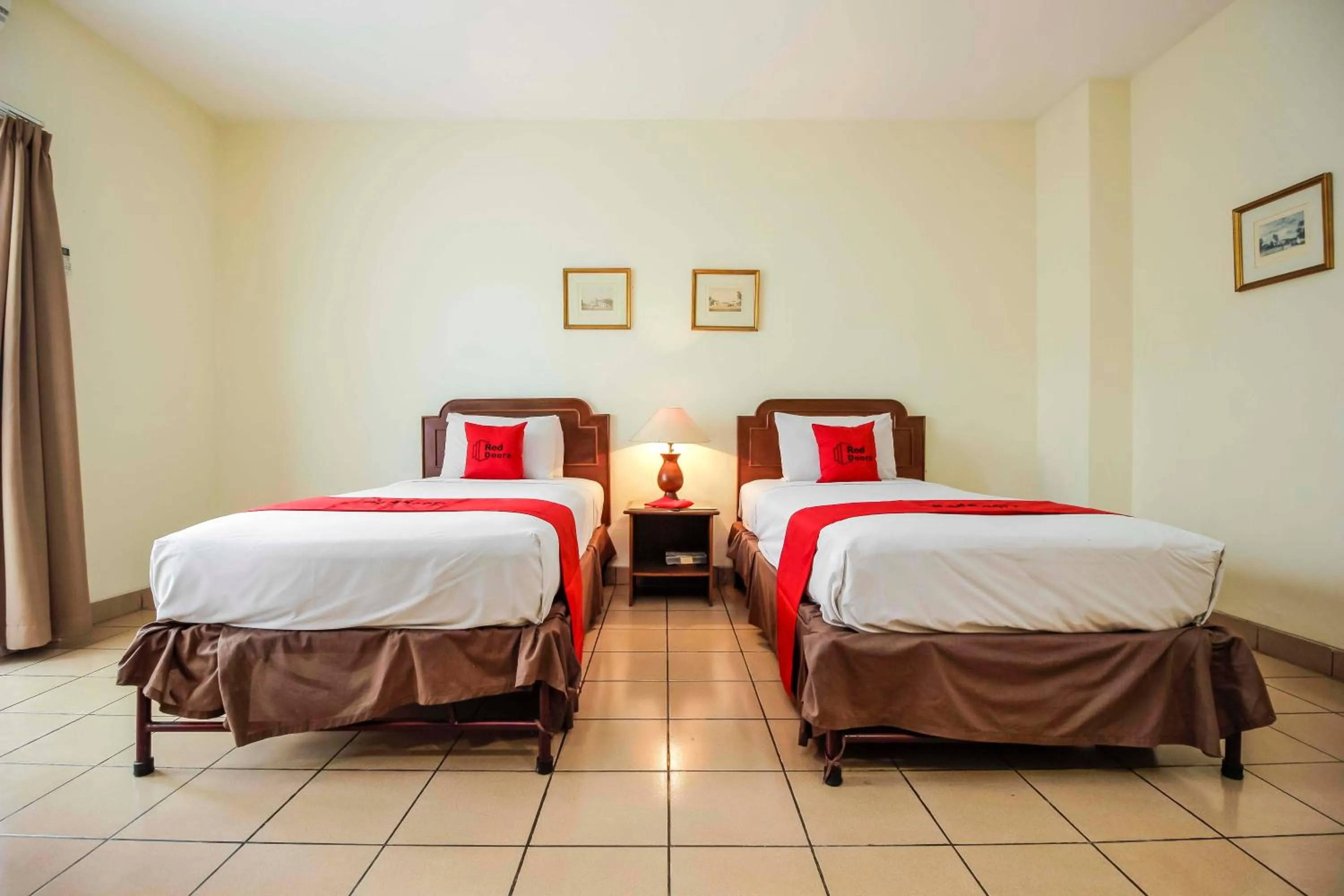 Bed in RedDoorz Plus at Pitagiri GBK Senayan